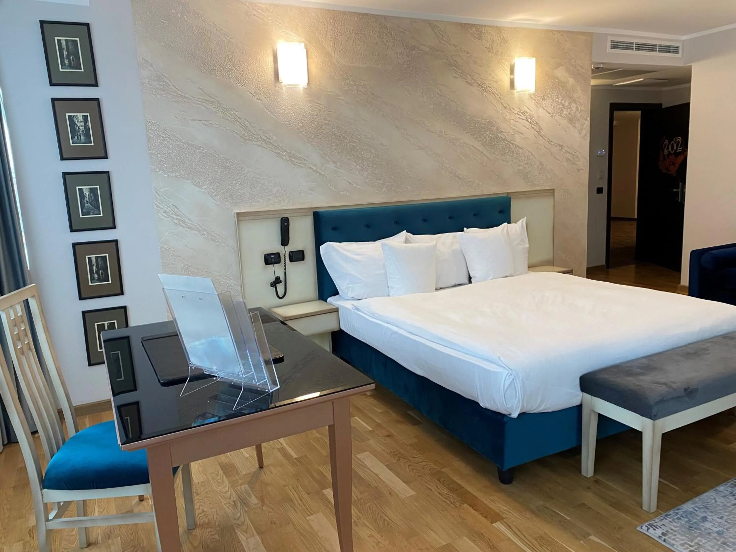 Photo of the whole room, Bed in Hotel Paradis