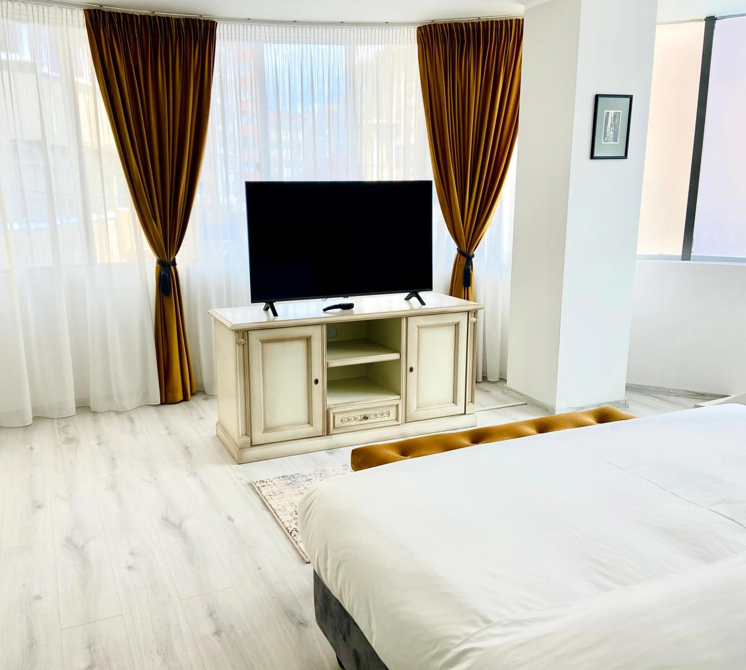 TV and multimedia, Bed in Hotel Paradis