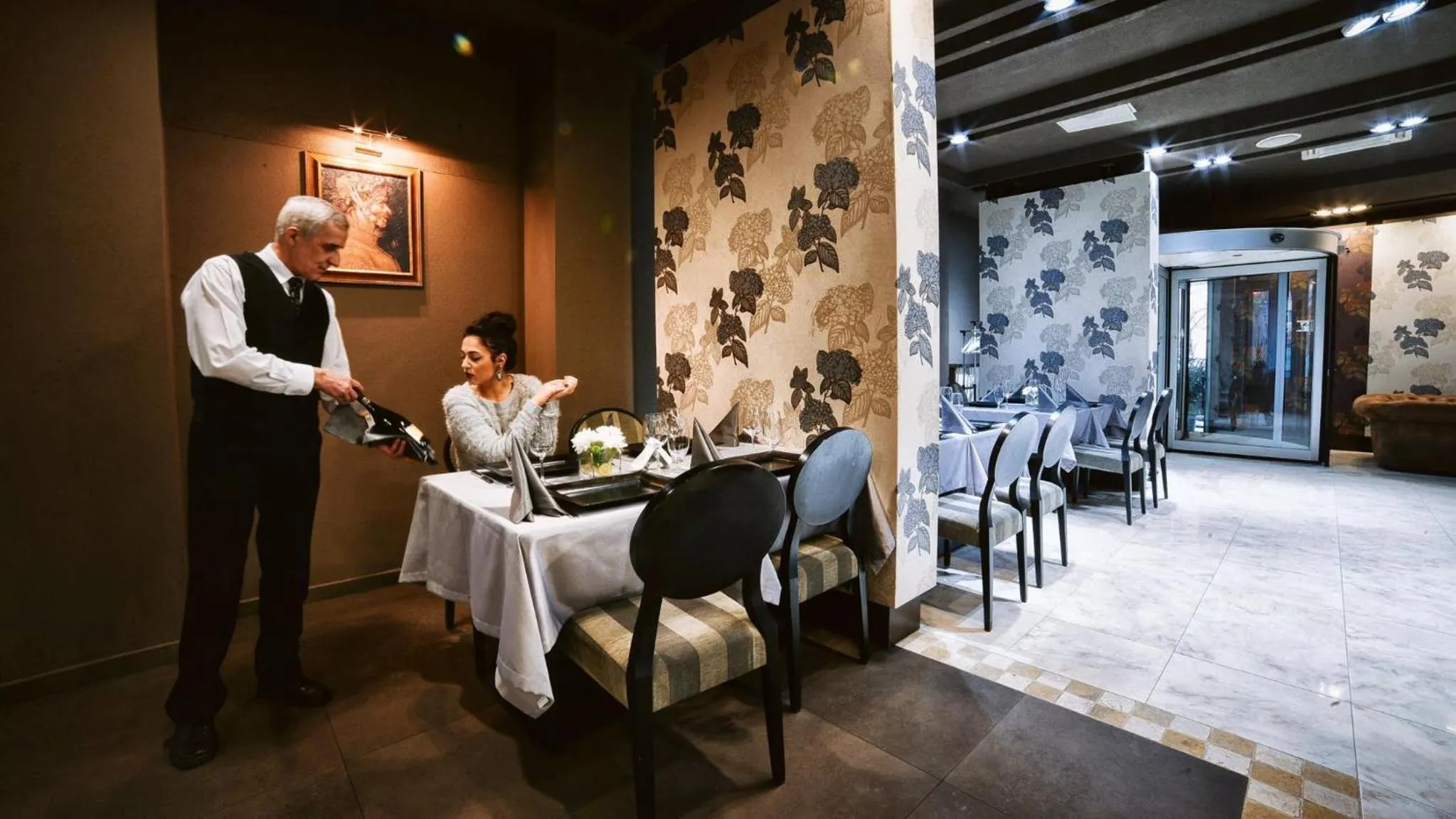 Restaurant/places to eat in Hotel Paradis