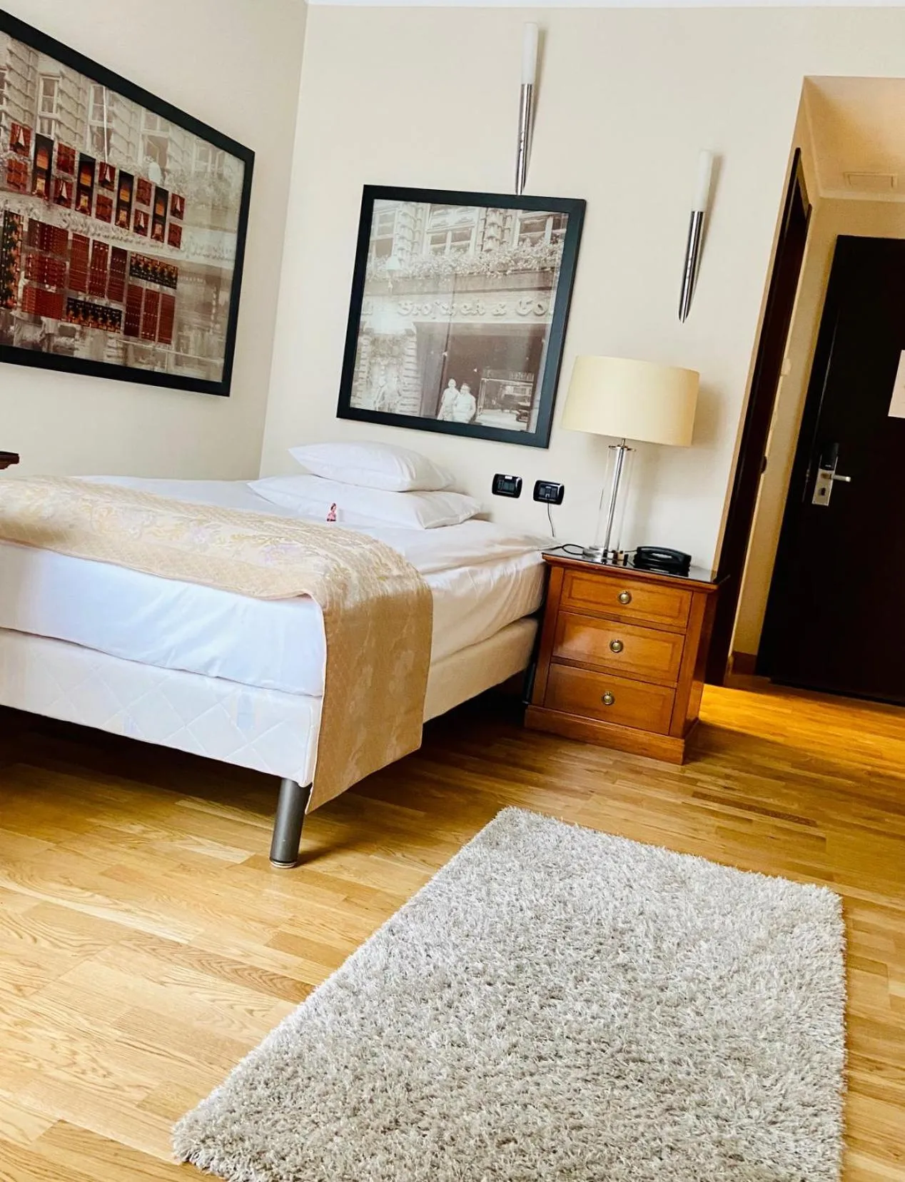 Bed in Hotel Paradis