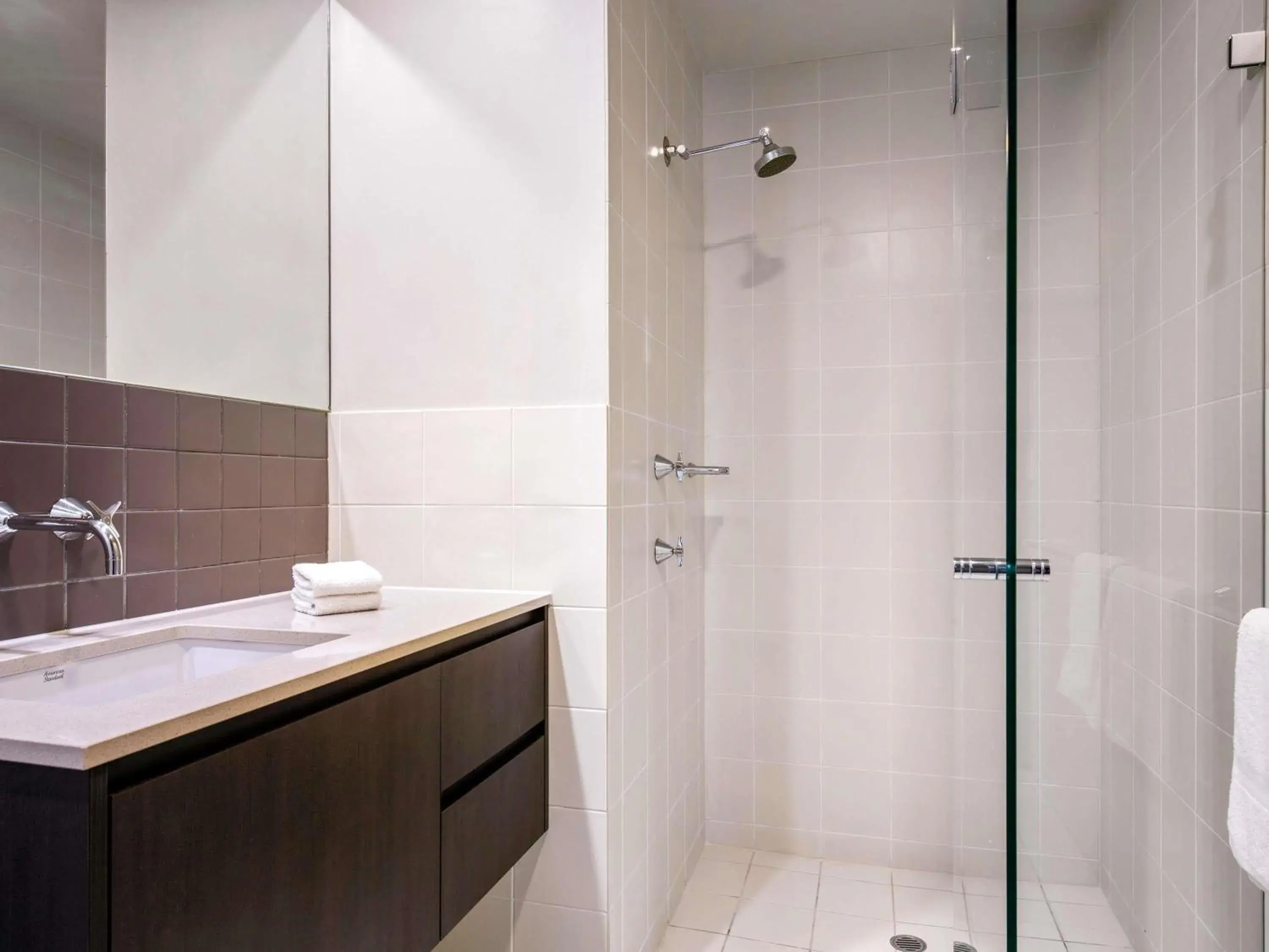 Two-Bedroom Apartment with One Queen Bed and Two Single Beds in Mantra Hindmarsh Square Two-Bedroom Apartment with One Queen Bed and Two Single Beds in Mantra Hindmarsh Square