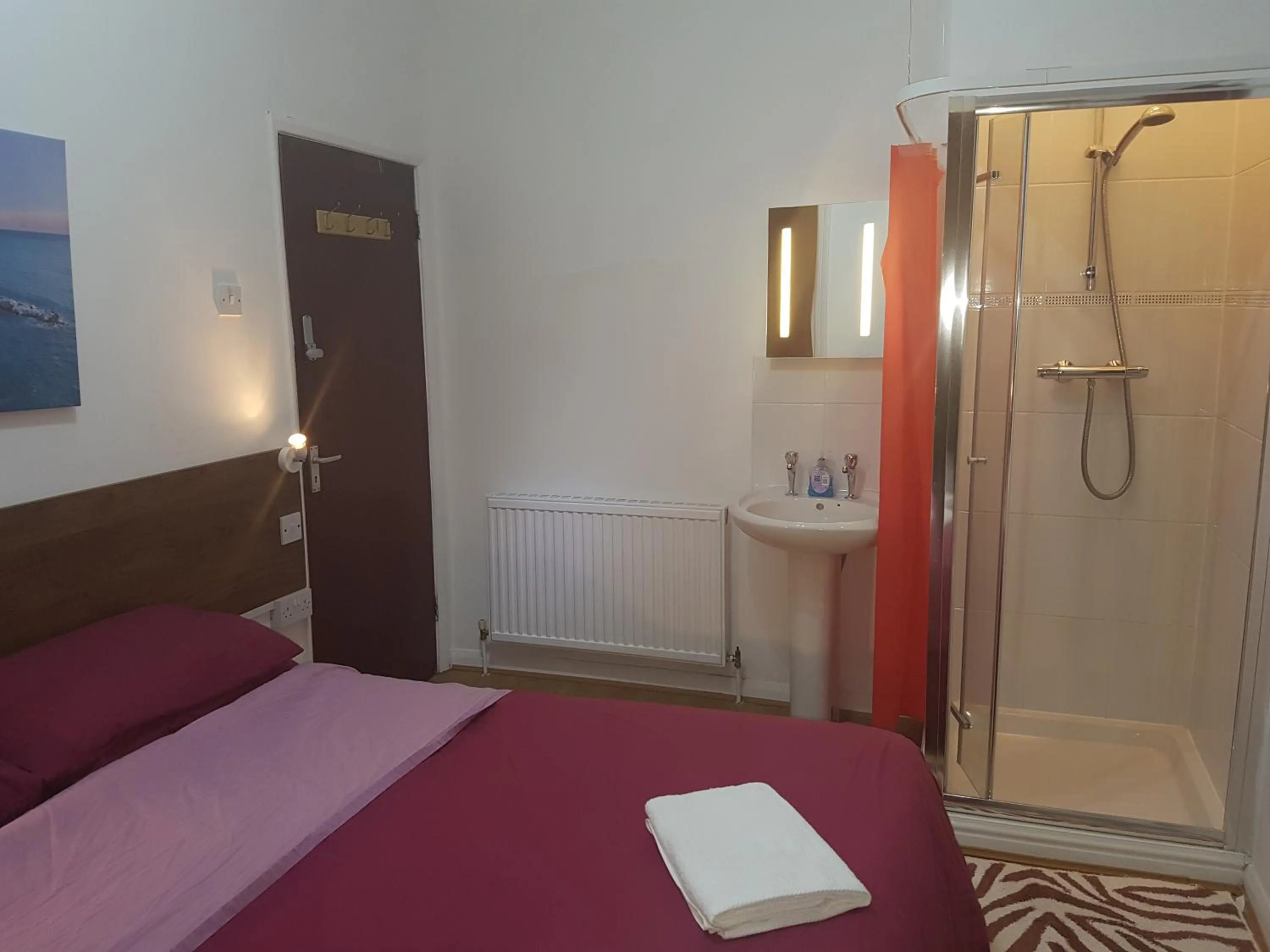 Bedroom, Bed in Anand Lodge