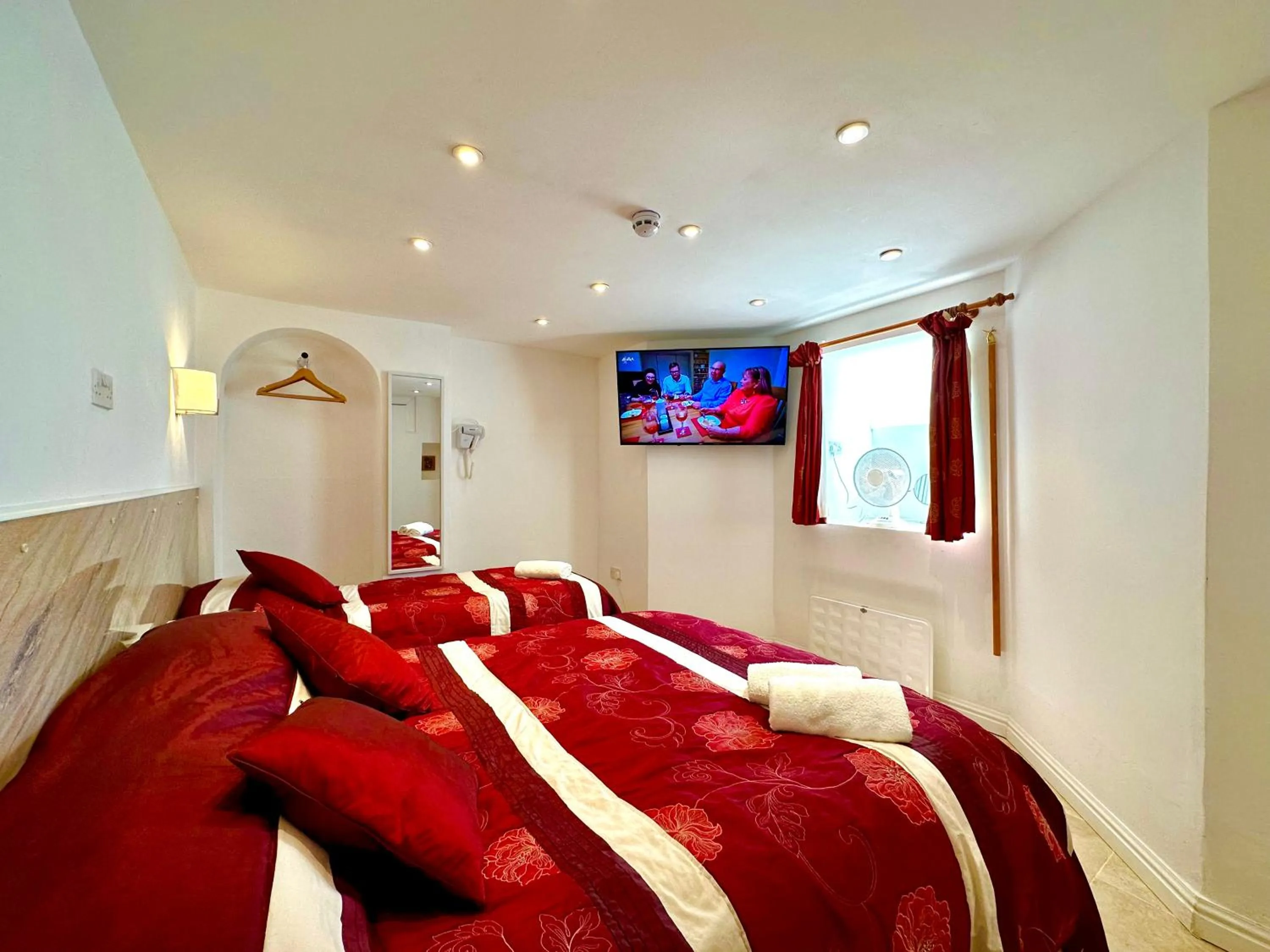 Bedroom, Bed in Anand Lodge