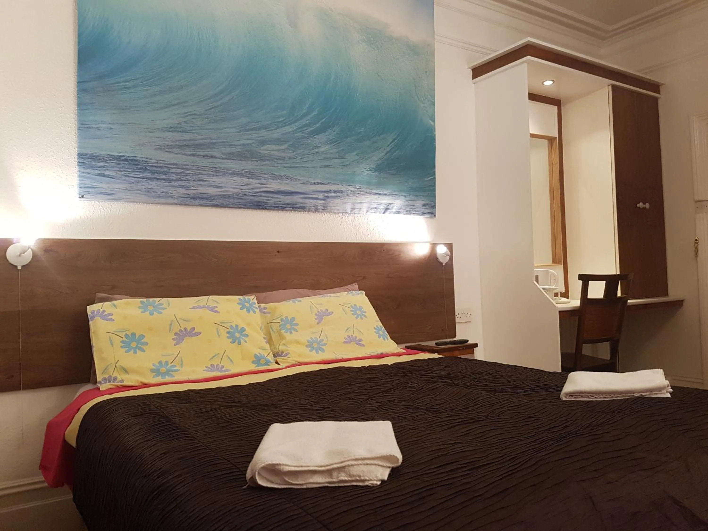 Bedroom, Bed in Anand Lodge