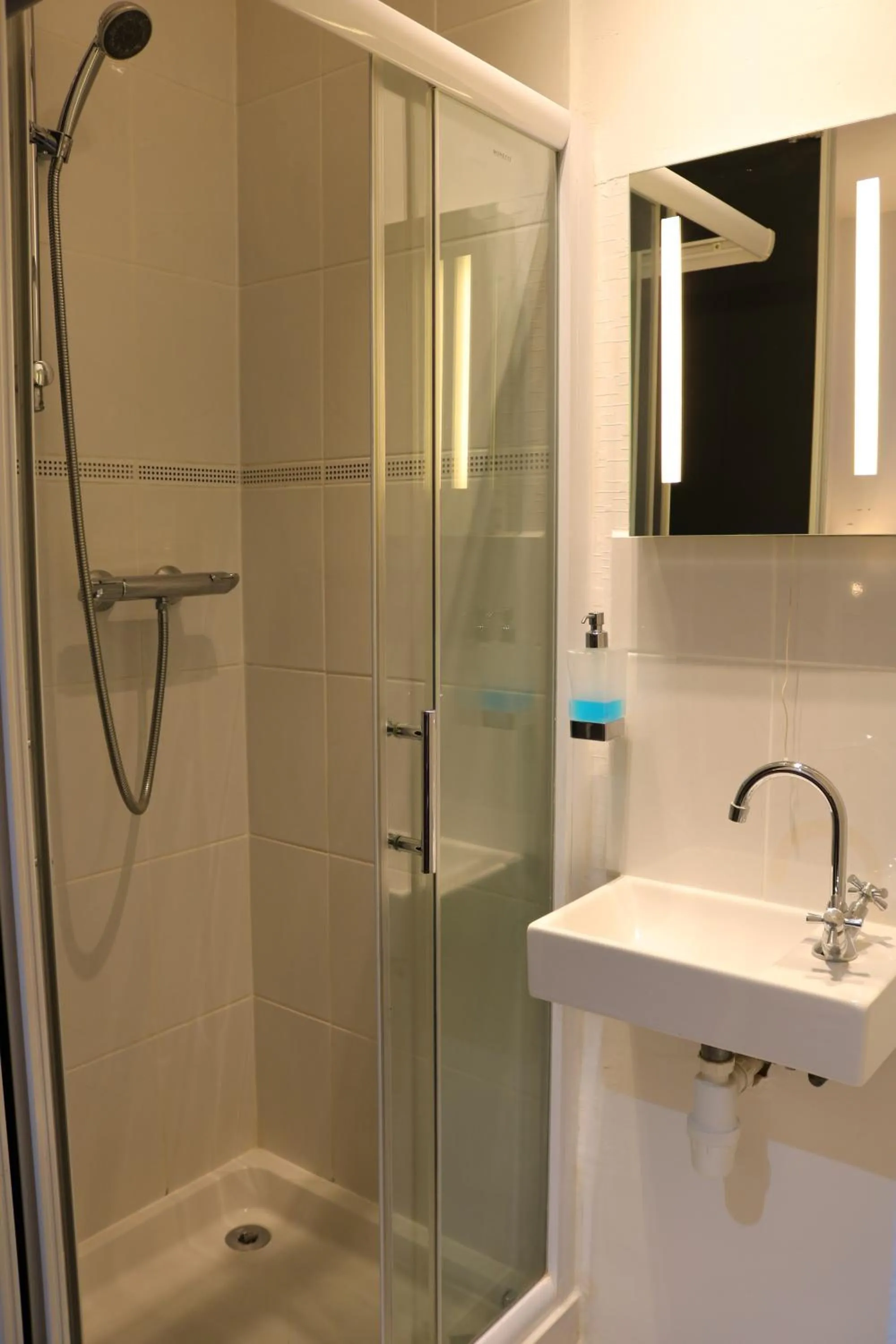 Shower in Anand Lodge