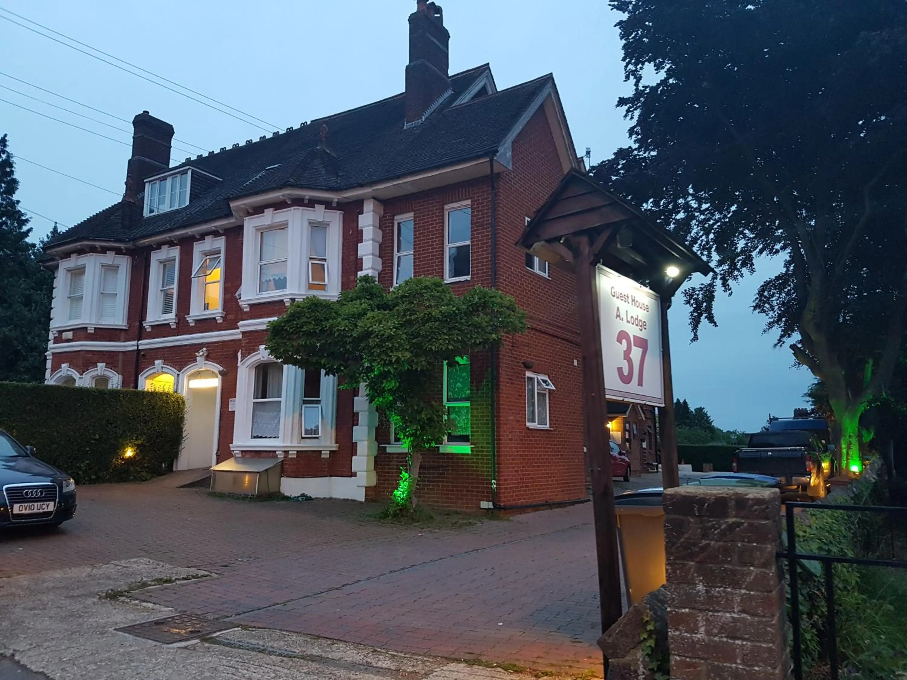 Facade/entrance in Anand Lodge