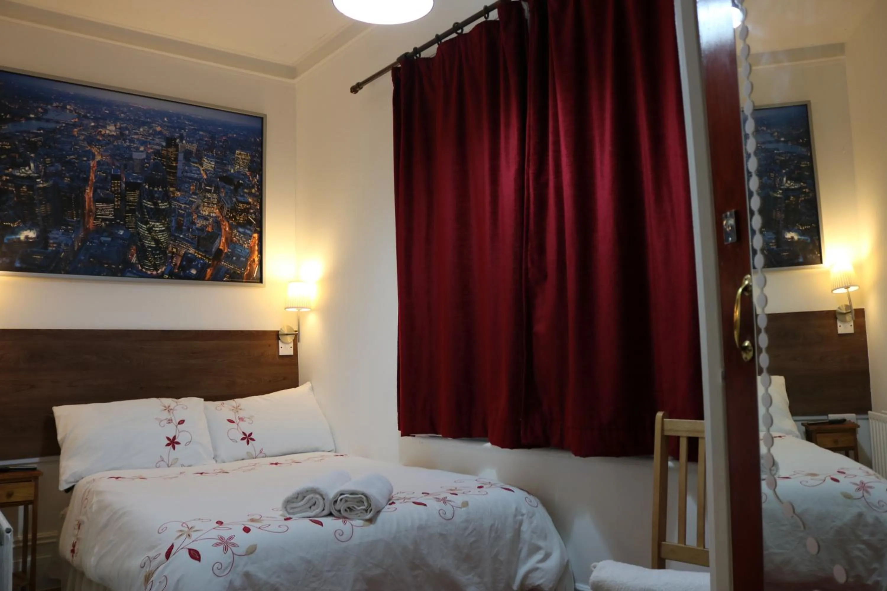 Bedroom, Bed in Anand Lodge