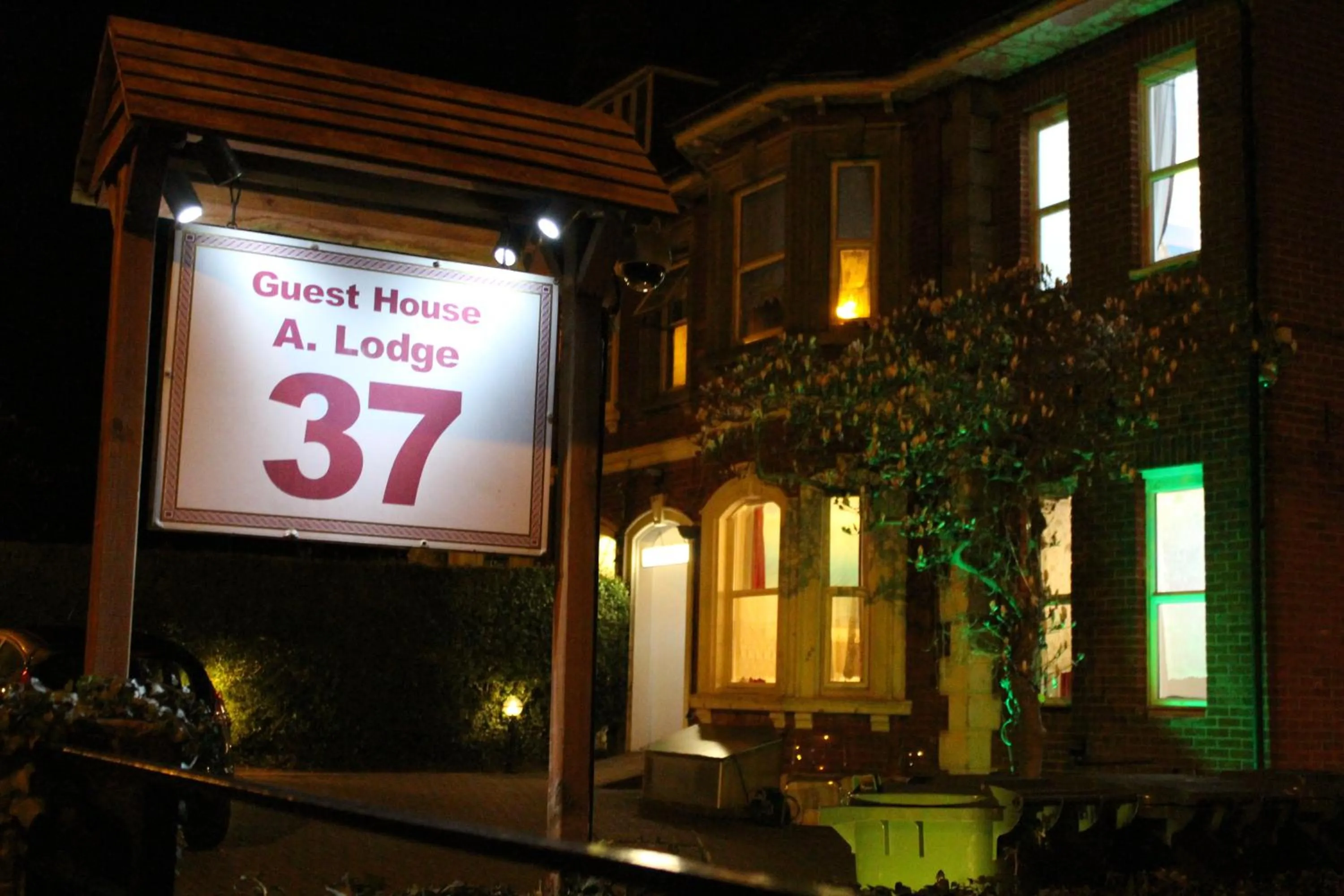 Property building in Anand Lodge