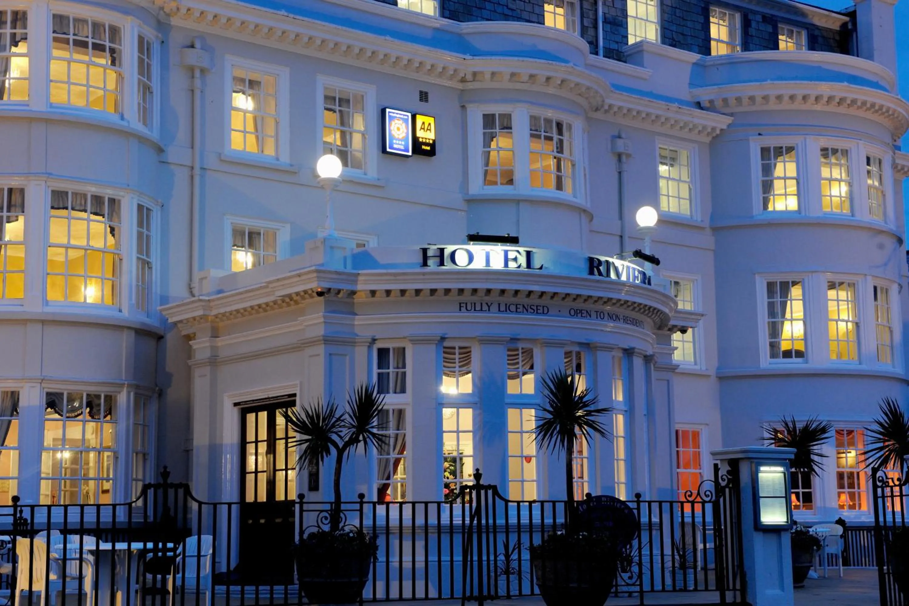 Facade/entrance in Hotel Riviera