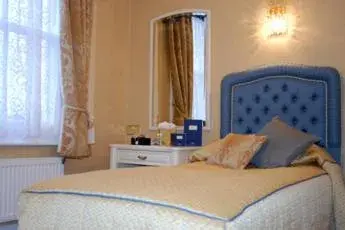 Single Room with Town View in Hotel Riviera Single Room with Town View in Hotel Riviera