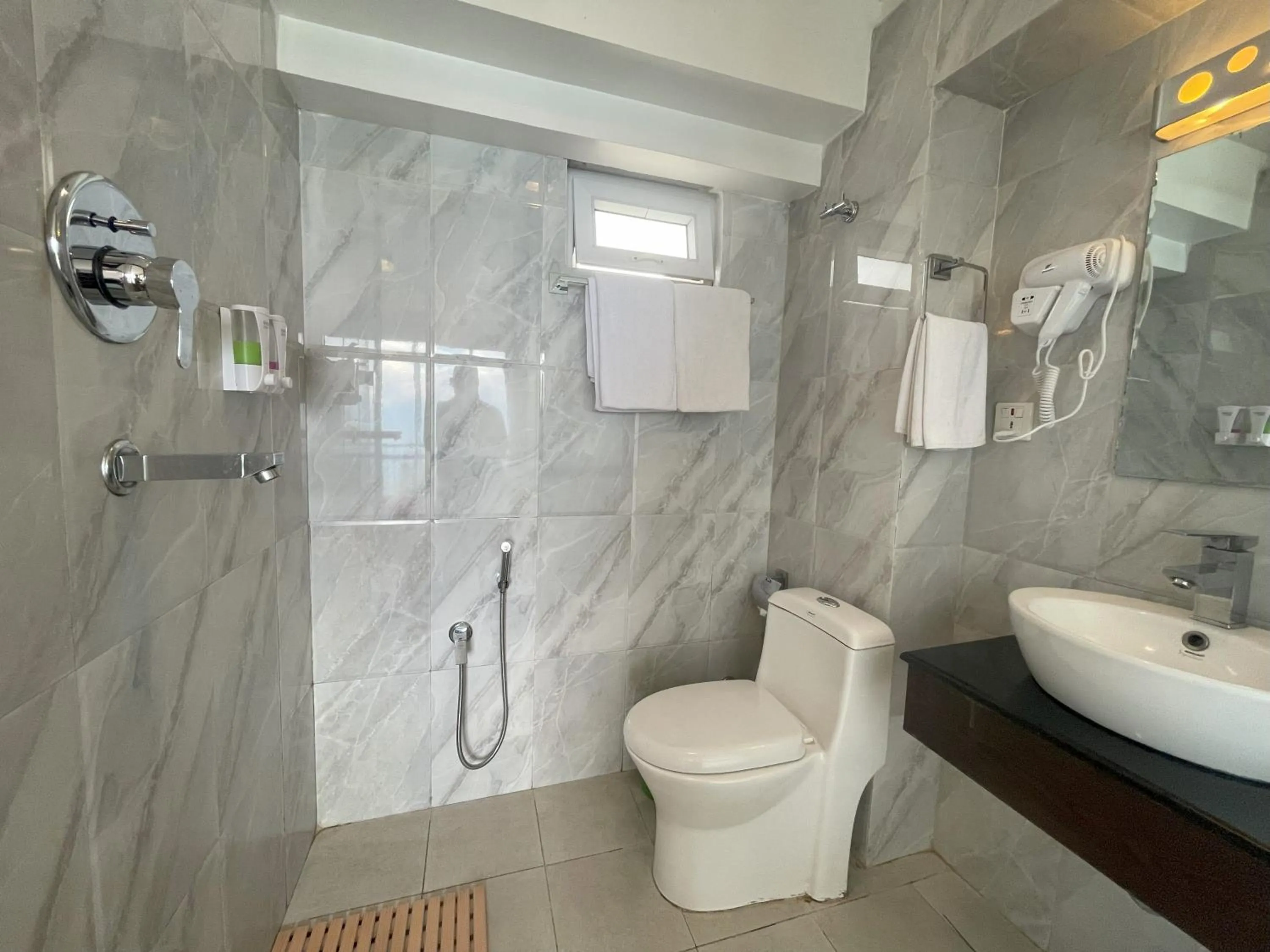 Shower in Hotel Himalayan Villa - Nagarkot