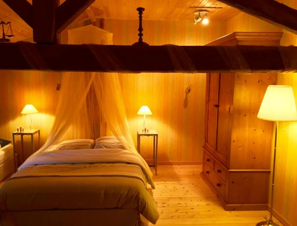 Bed in Villa Toulousaine