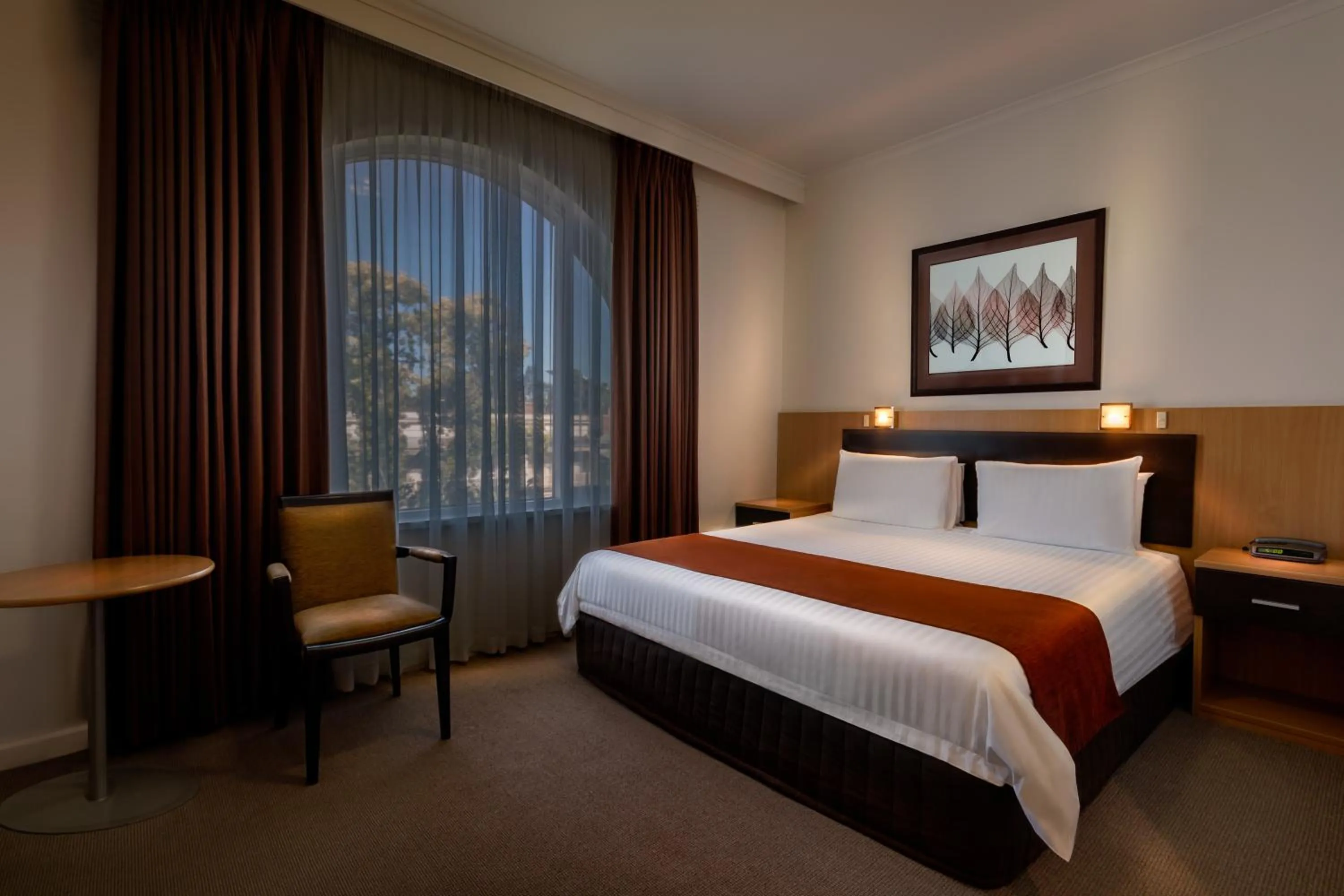 Seating area, Bed in BEST WESTERN PLUS Travel Inn