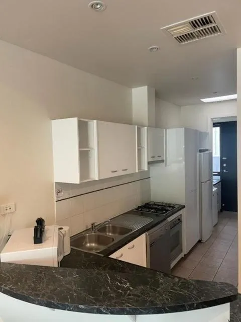 Kitchen or kitchenette in RNR Sturt Holiday Home