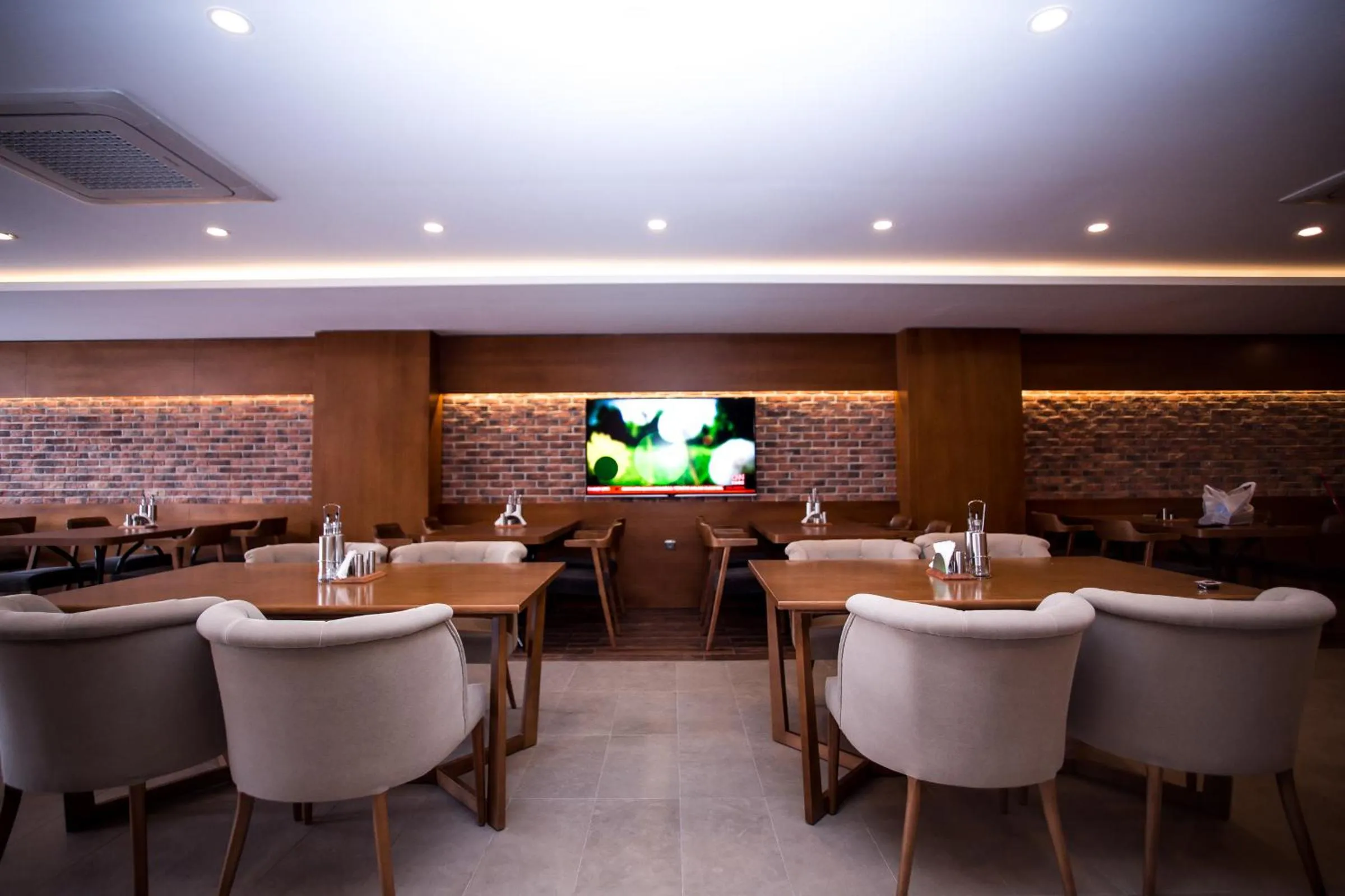 Restaurant/places to eat in Aripsas Hotel