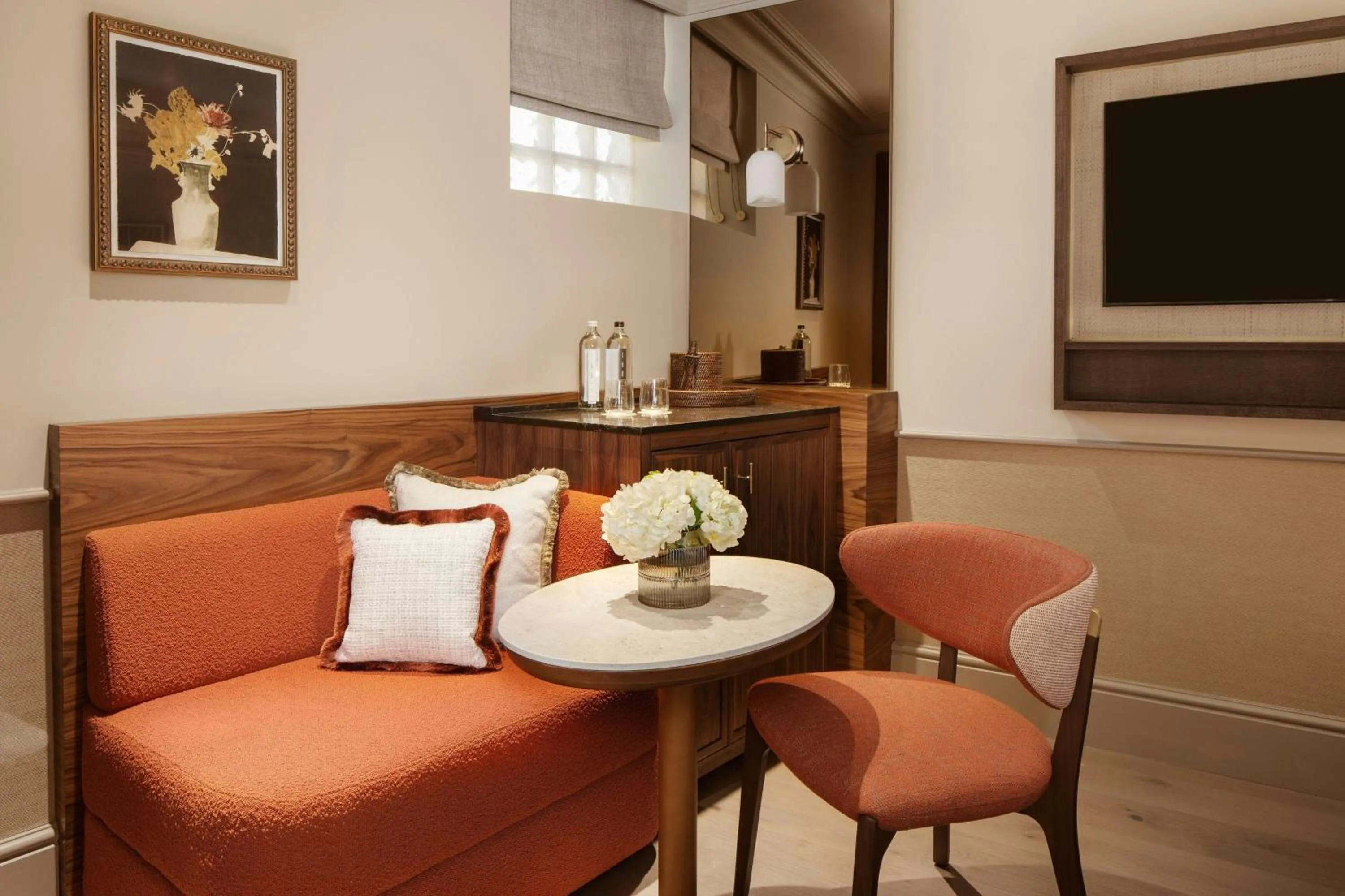 Photo of the whole room in Montcalm Mayfair, Autograph Collection