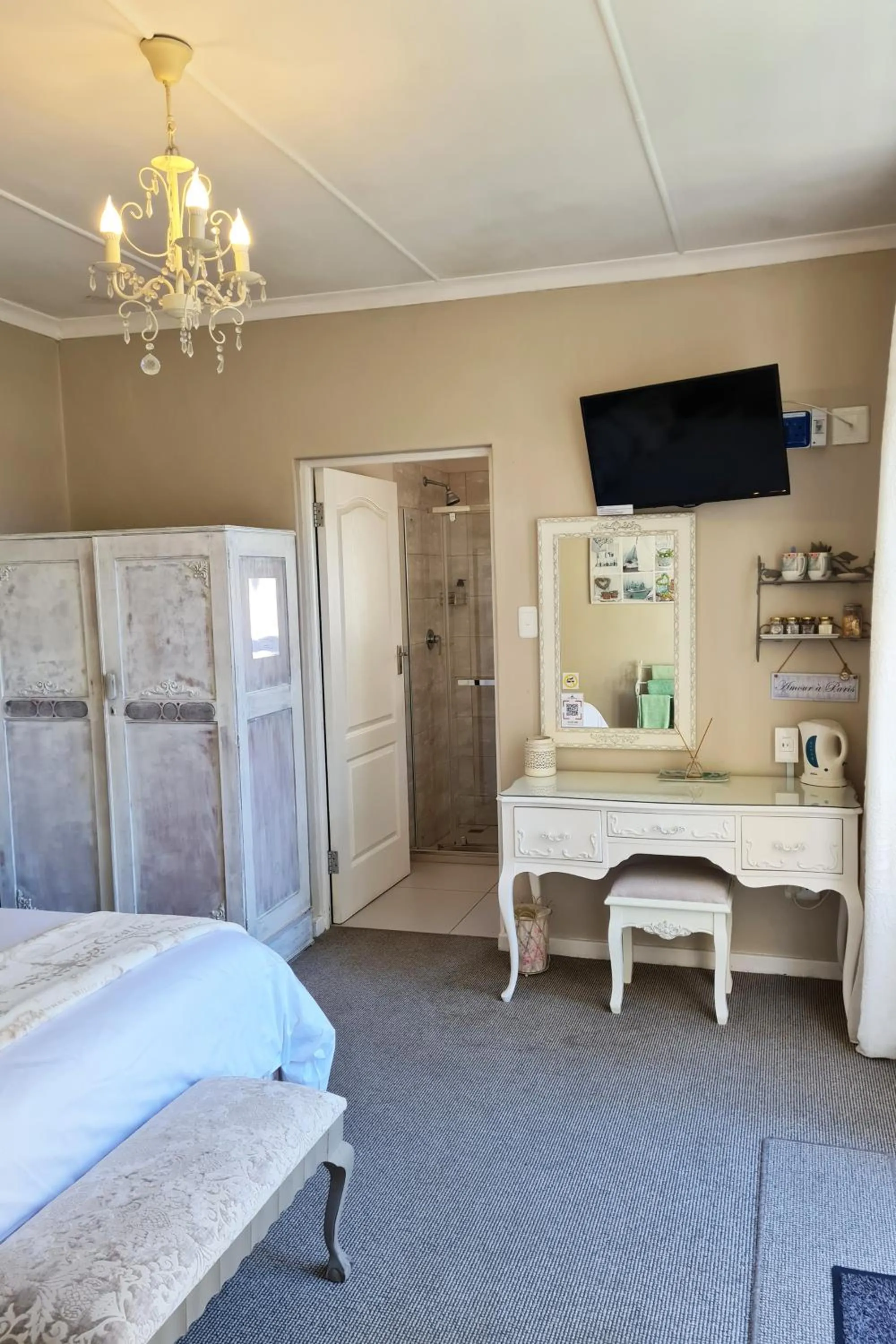 Bedroom, Bed in Cherry Berry Lodge