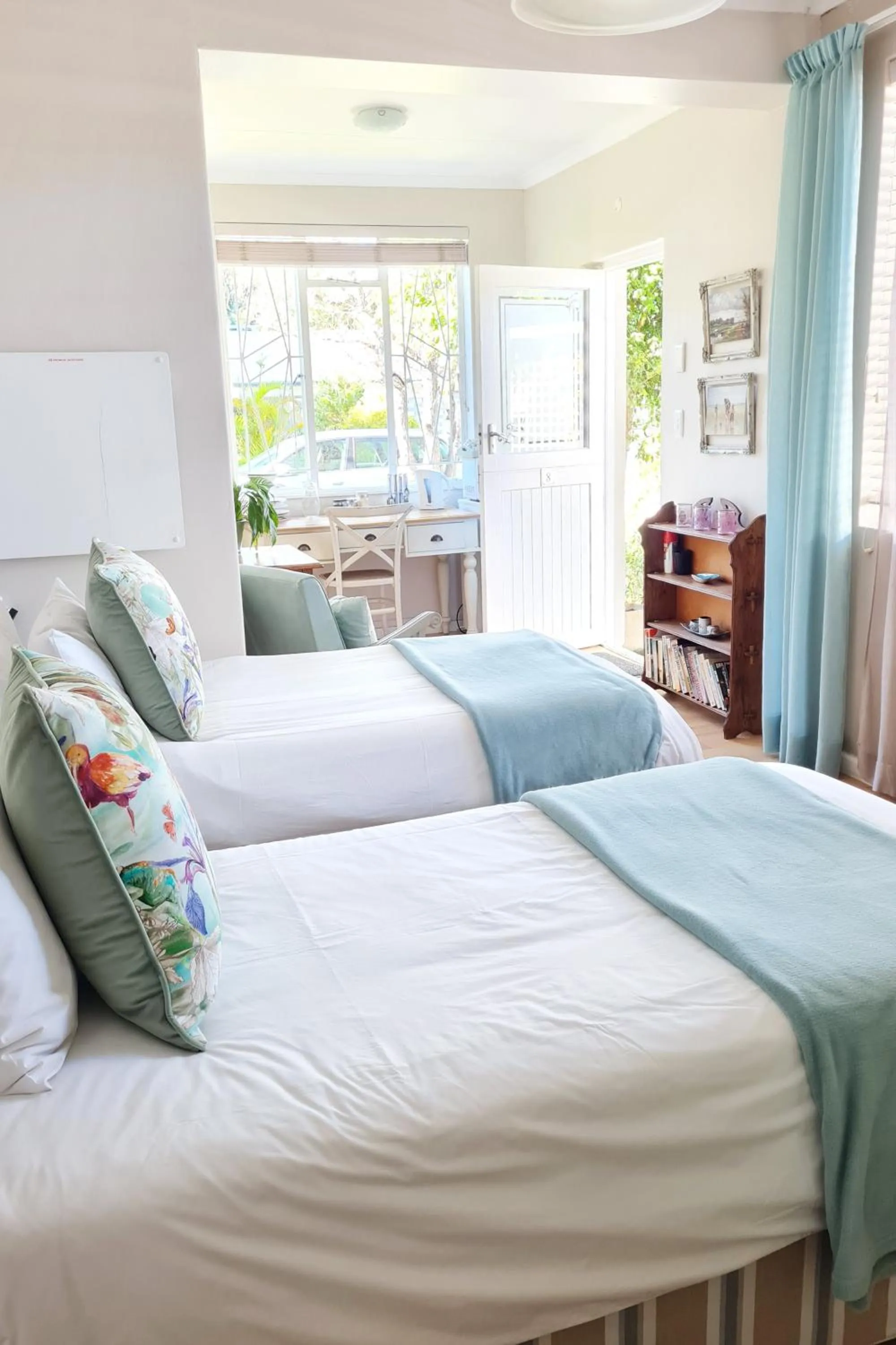 Bedroom, Bed in Cherry Berry Lodge