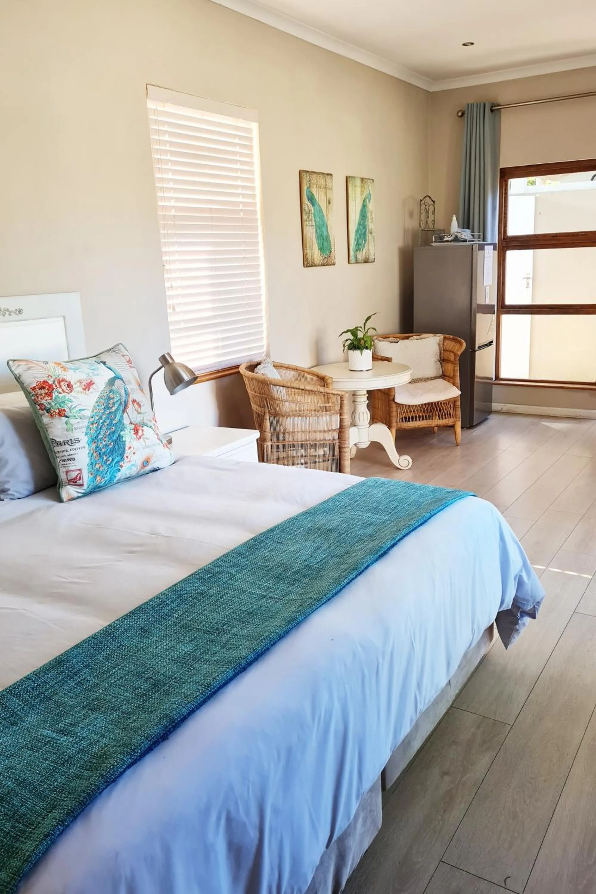 Bedroom, Bed in Cherry Berry Lodge