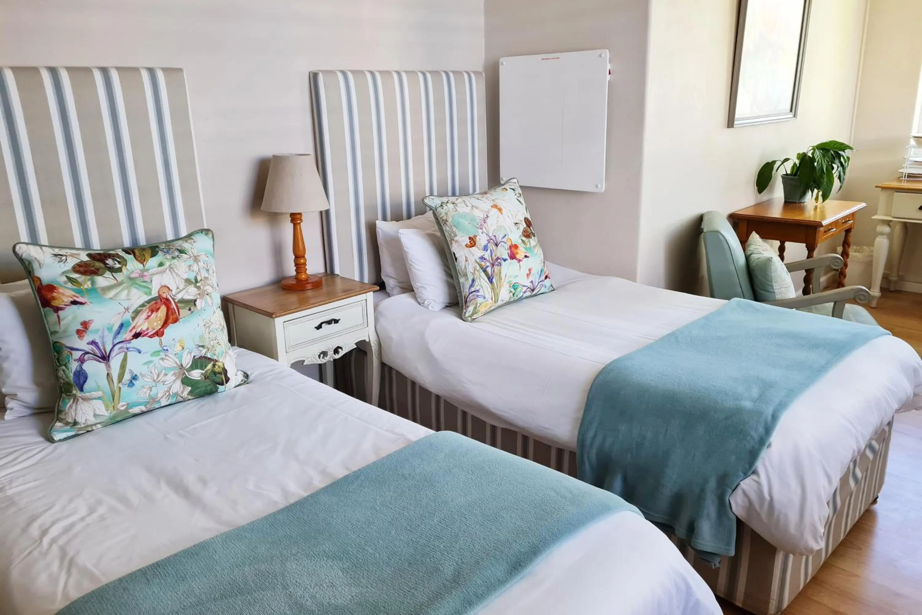 Bedroom, Bed in Cherry Berry Lodge