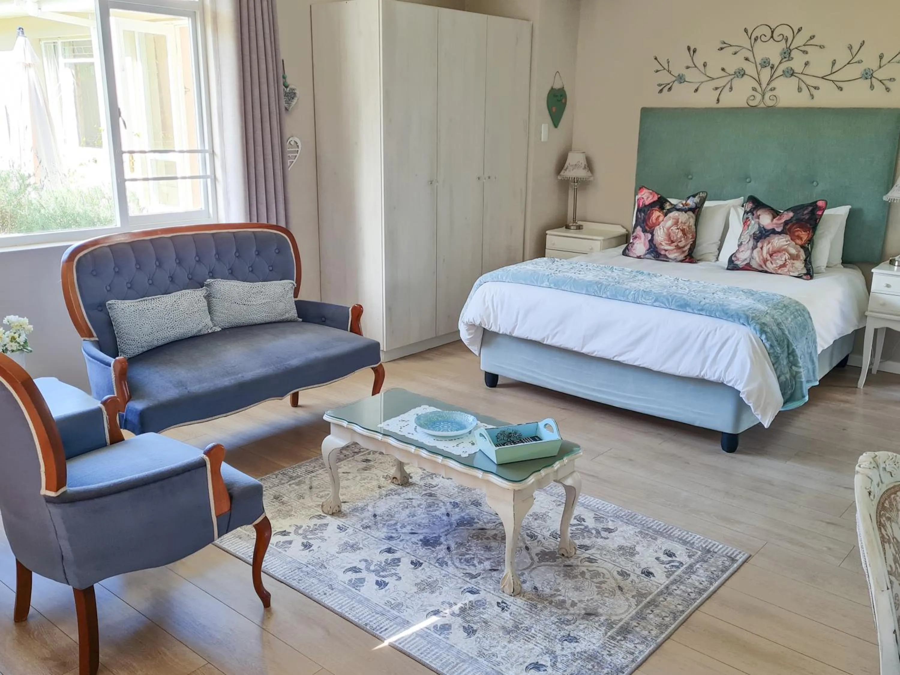 Living room, Bed in Cherry Berry Lodge