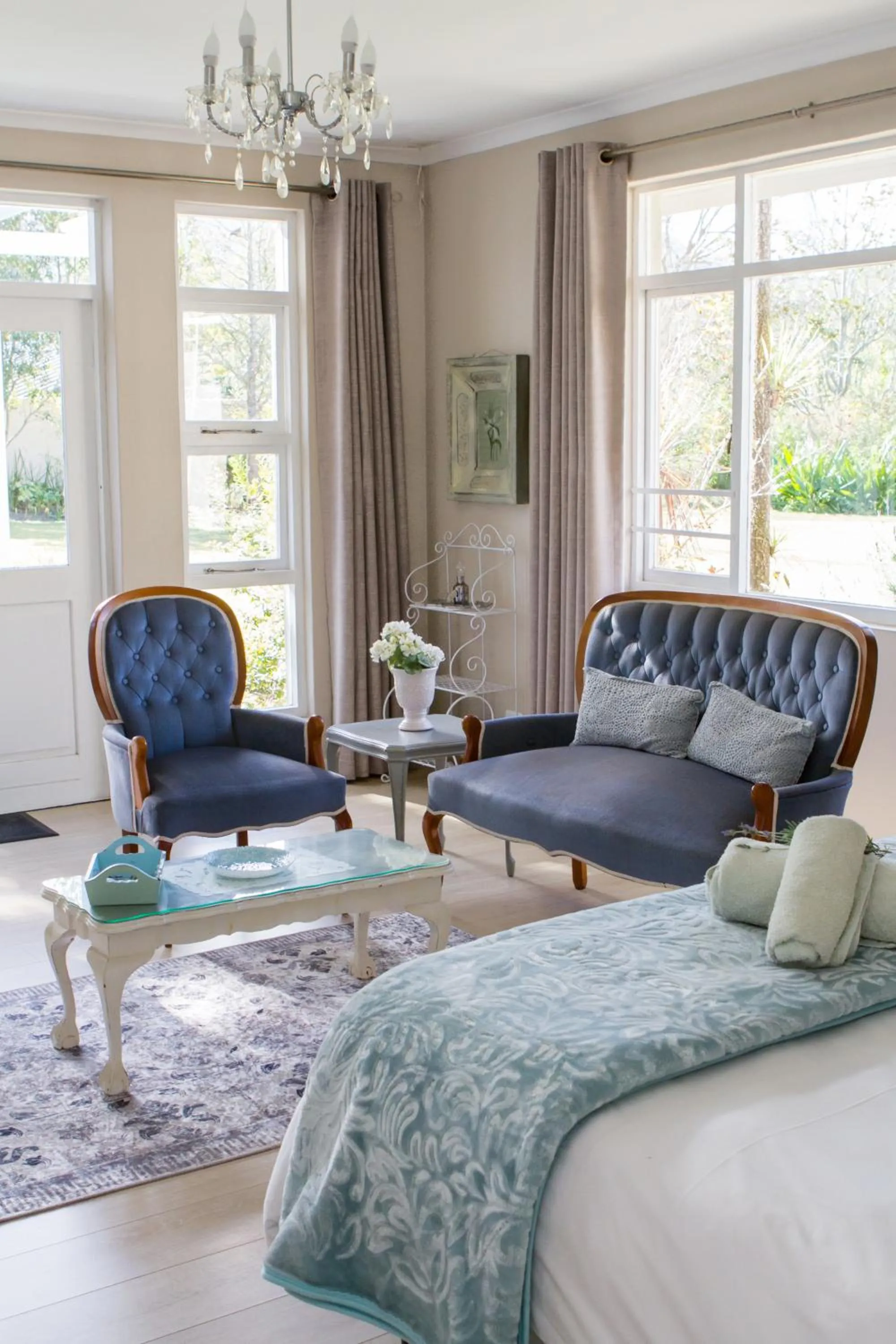 Living room, Bed in Cherry Berry Lodge