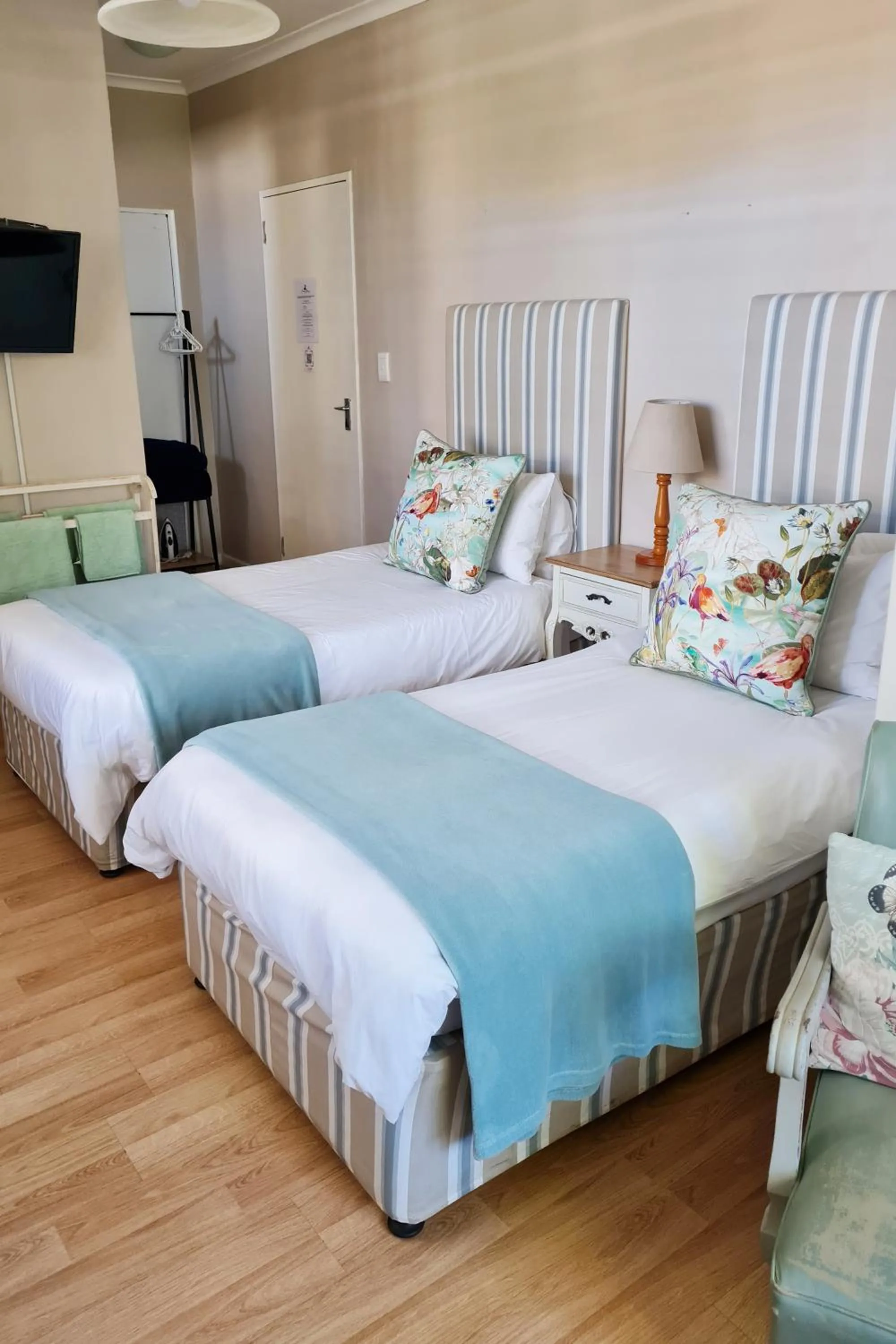 Bedroom, Bed in Cherry Berry Lodge