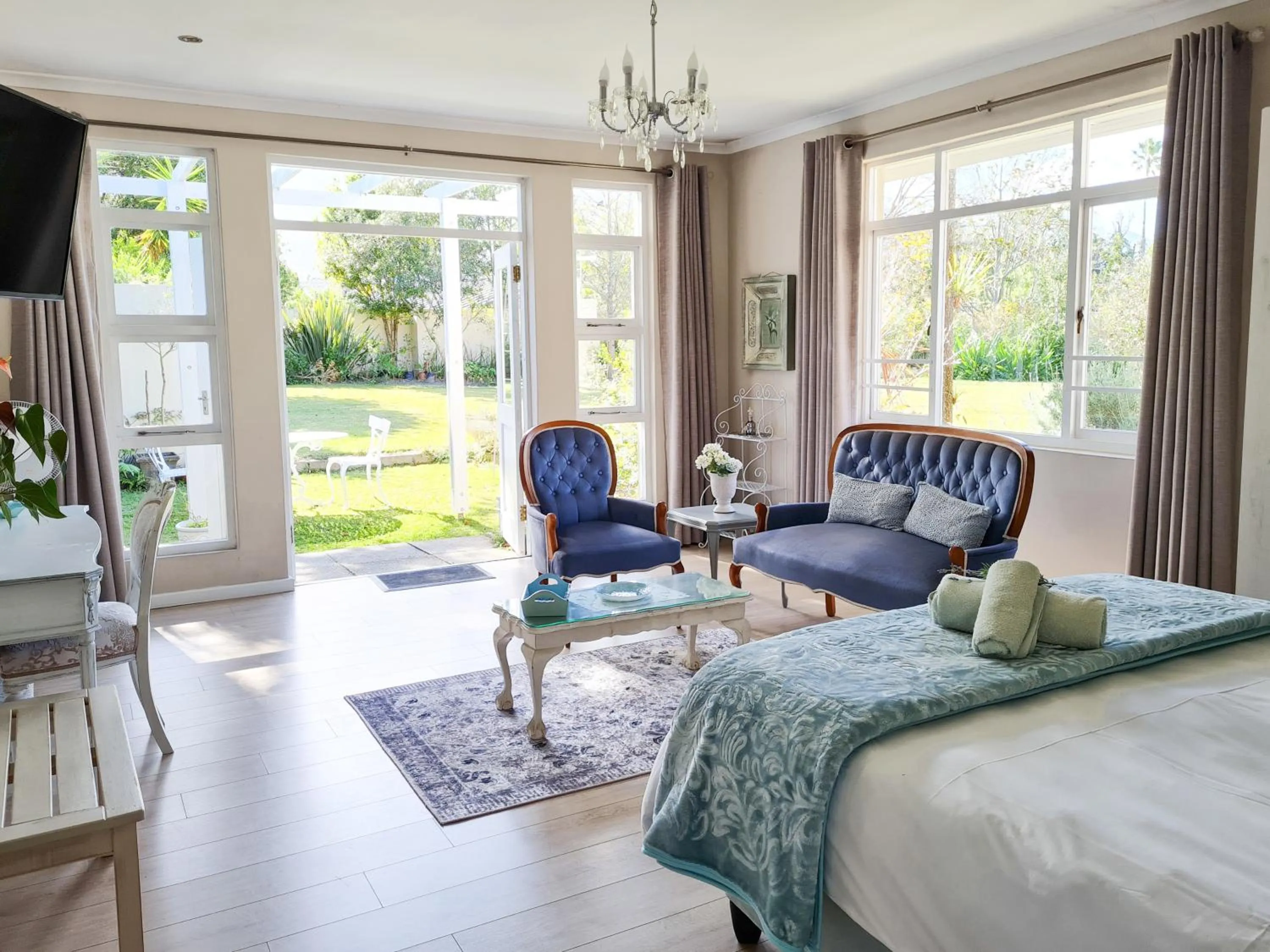 Seating area, Bed in Cherry Berry Lodge