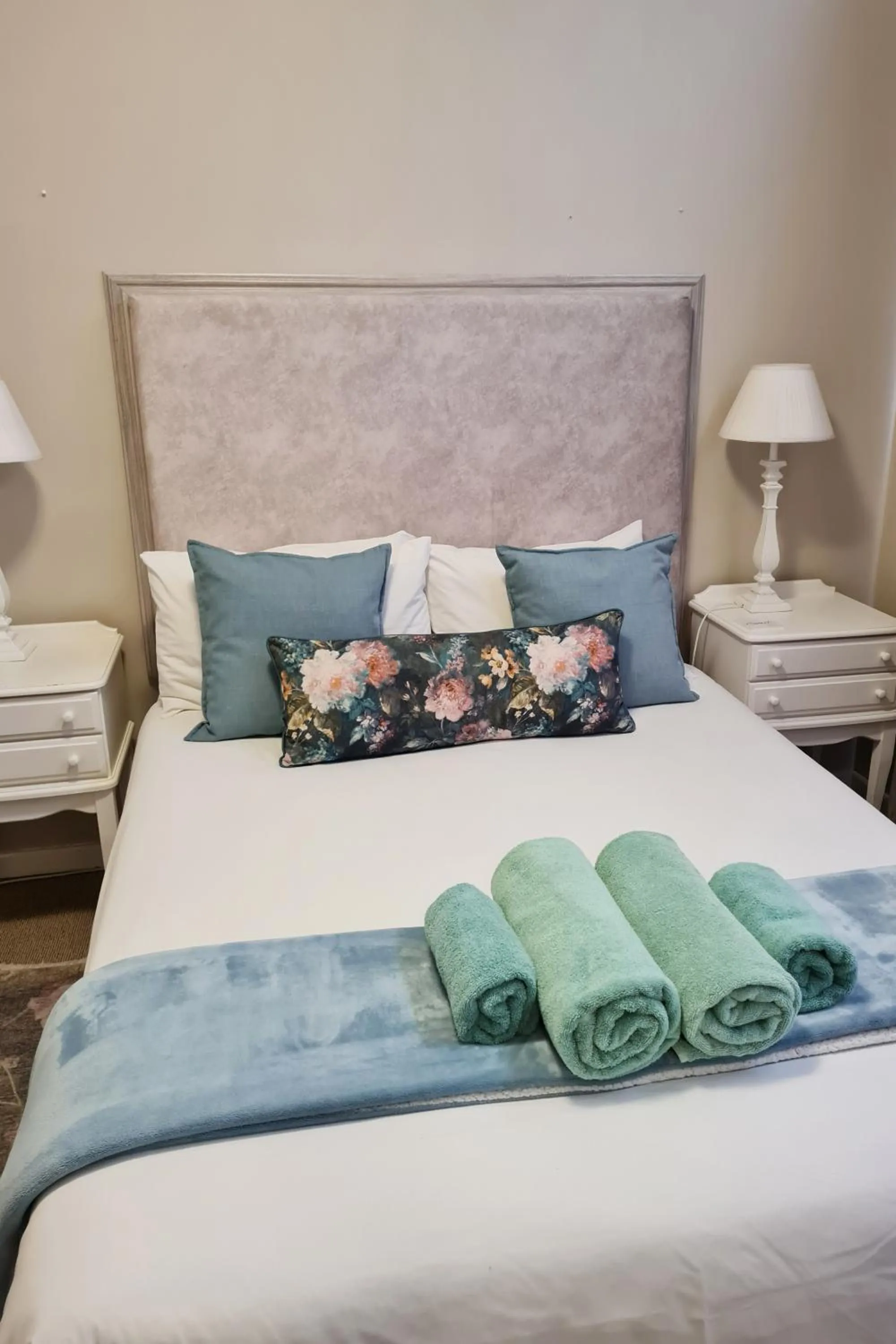 Bedroom, Bed in Cherry Berry Lodge