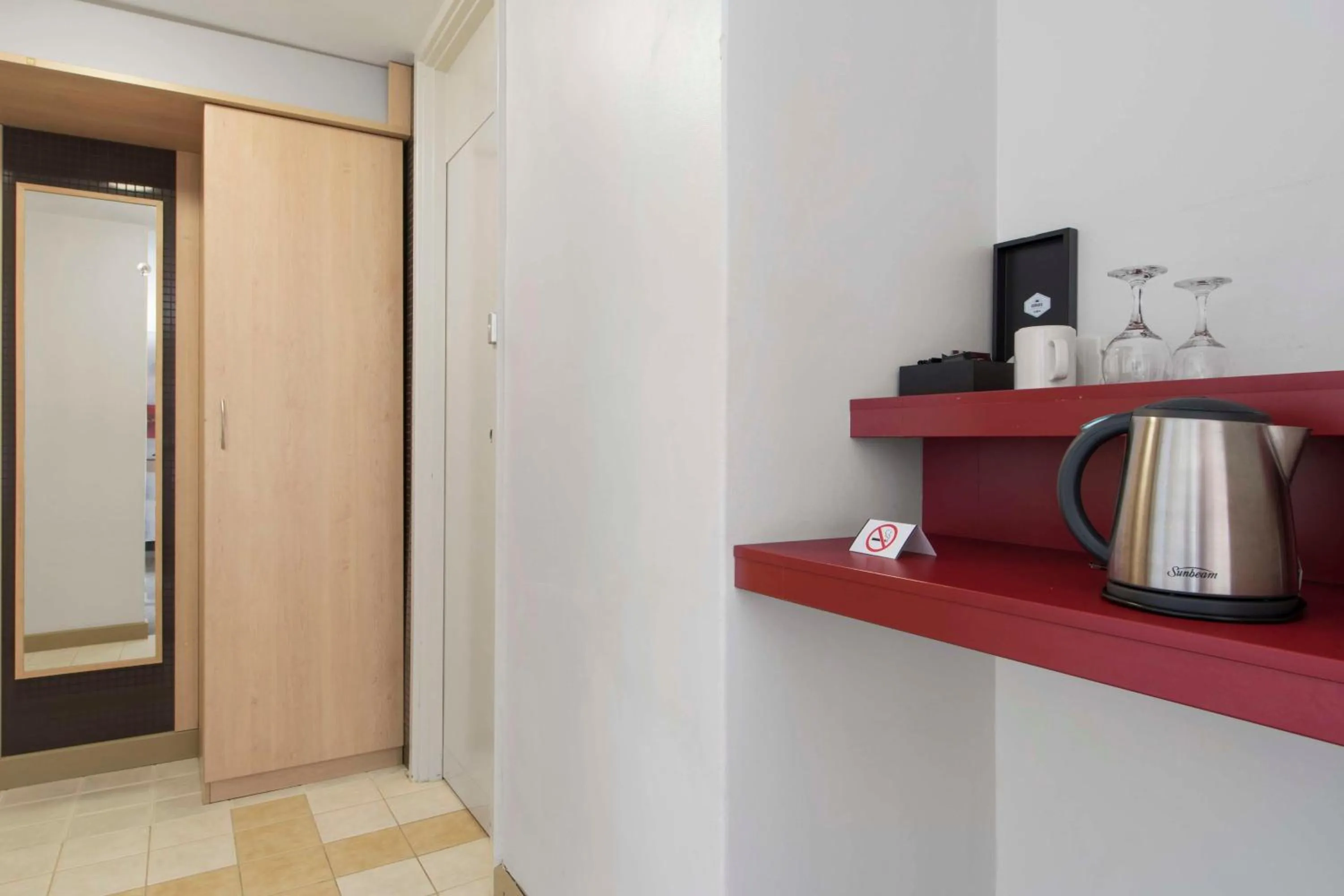 Coffee/tea facilities in Metro Hotel Perth