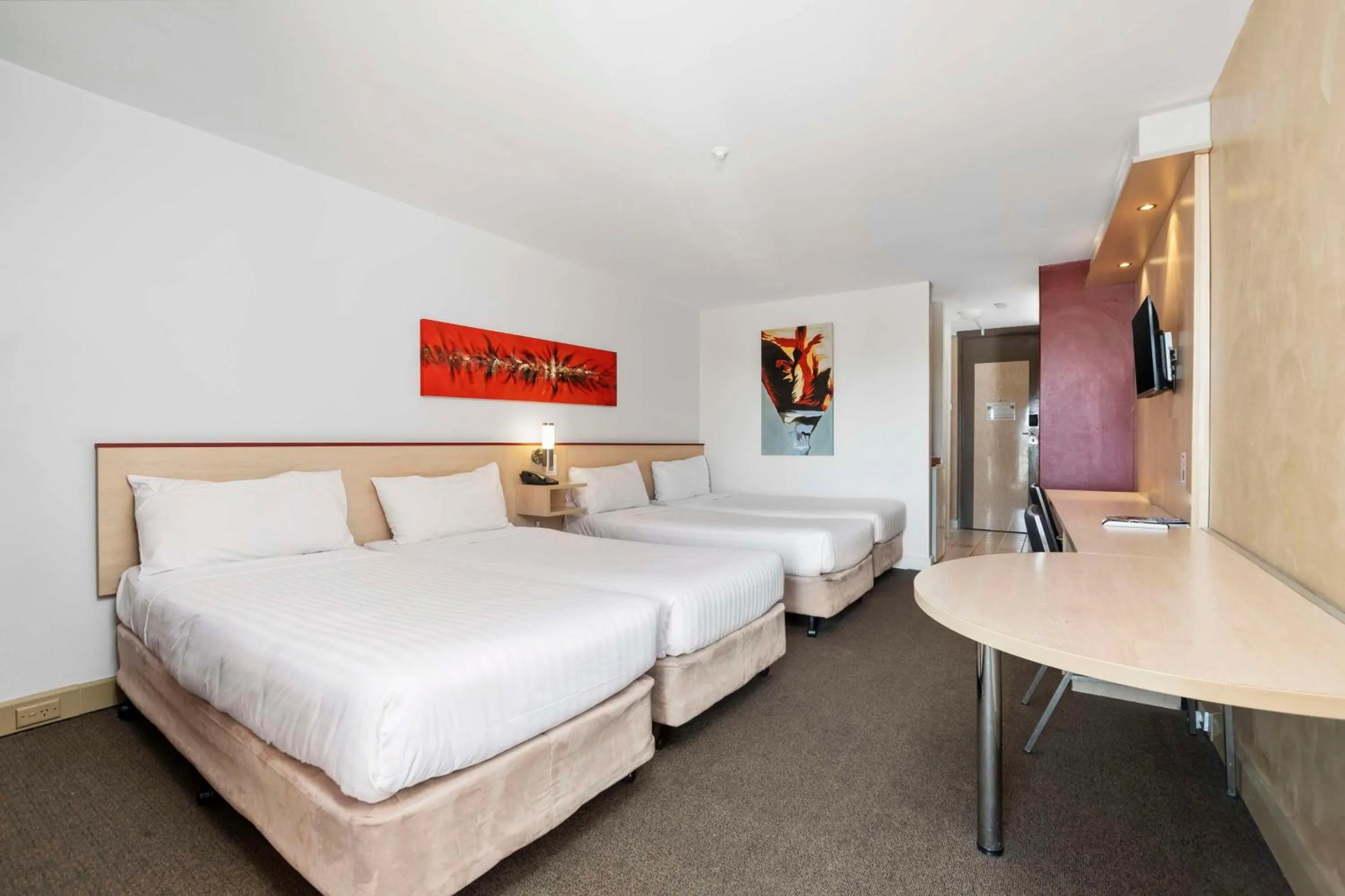 Photo of the whole room, Bed in Metro Hotel Perth