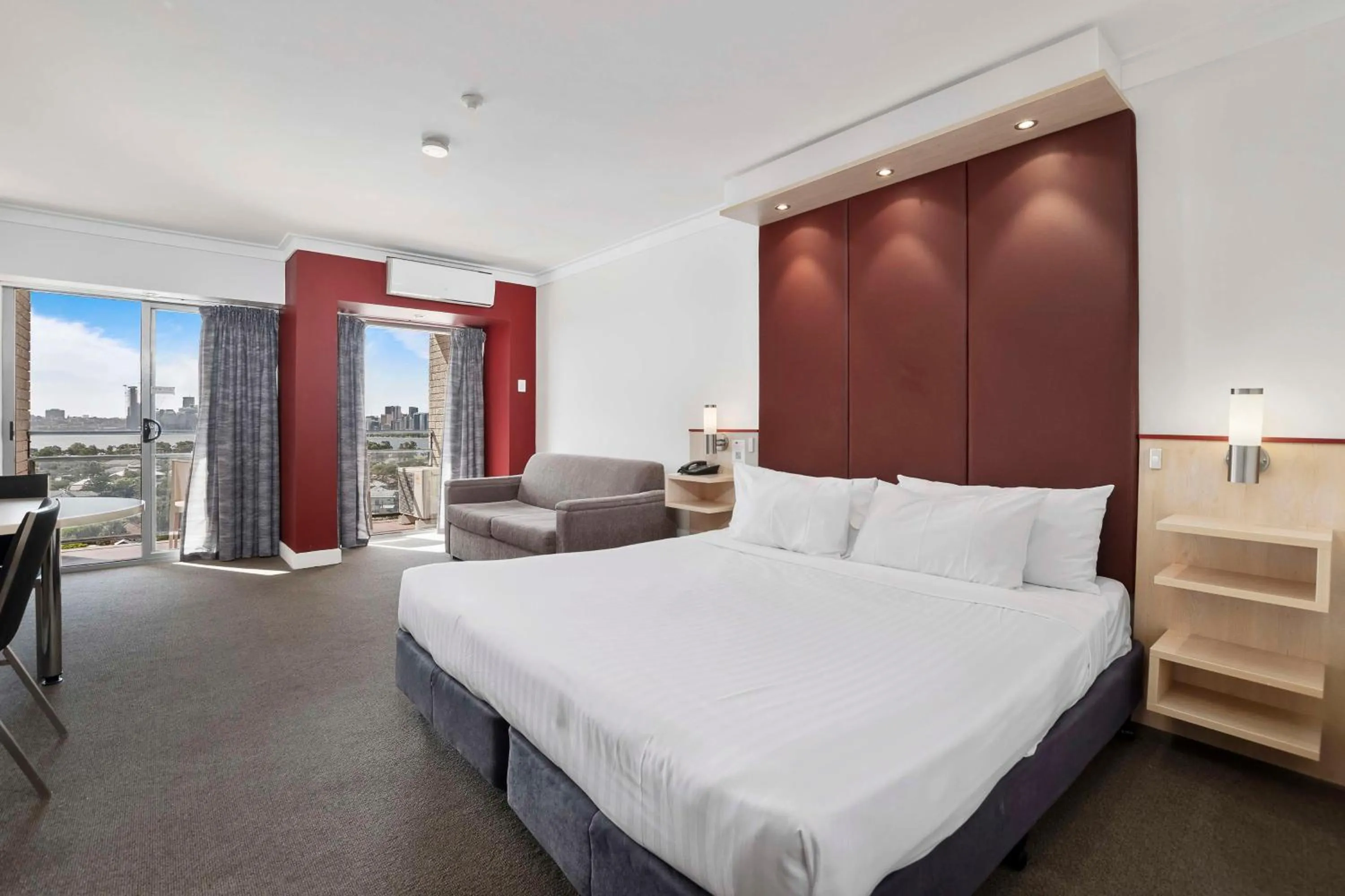 View (from property/room), Bed in Metro Hotel Perth