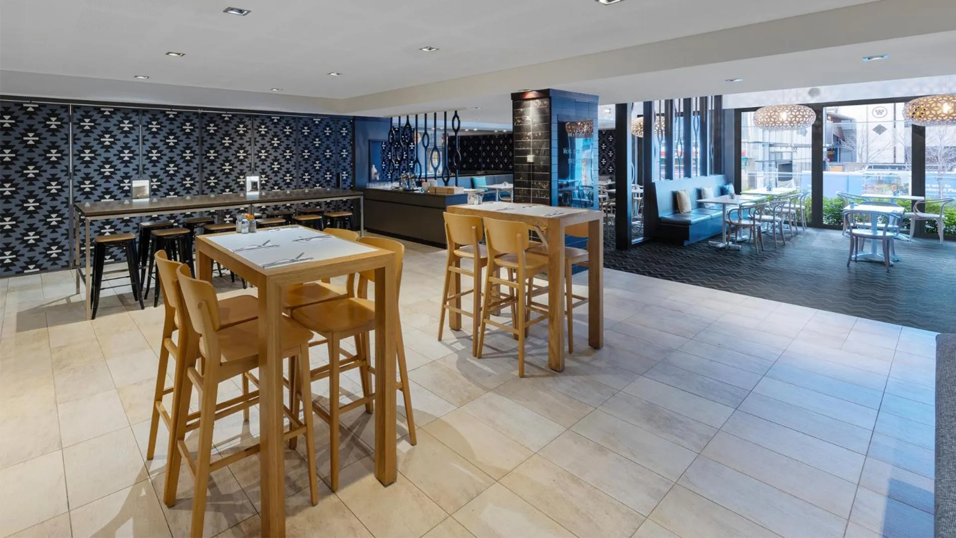 Restaurant/places to eat in Oaks Perth Hotel