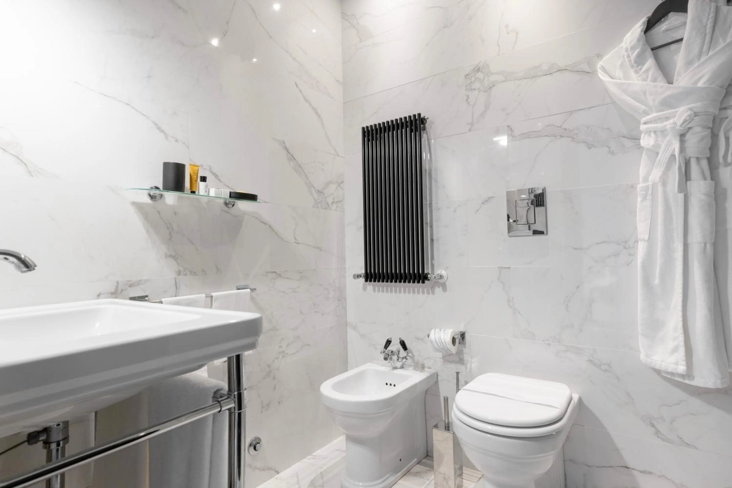 Shower in Roma Luxus Hotel