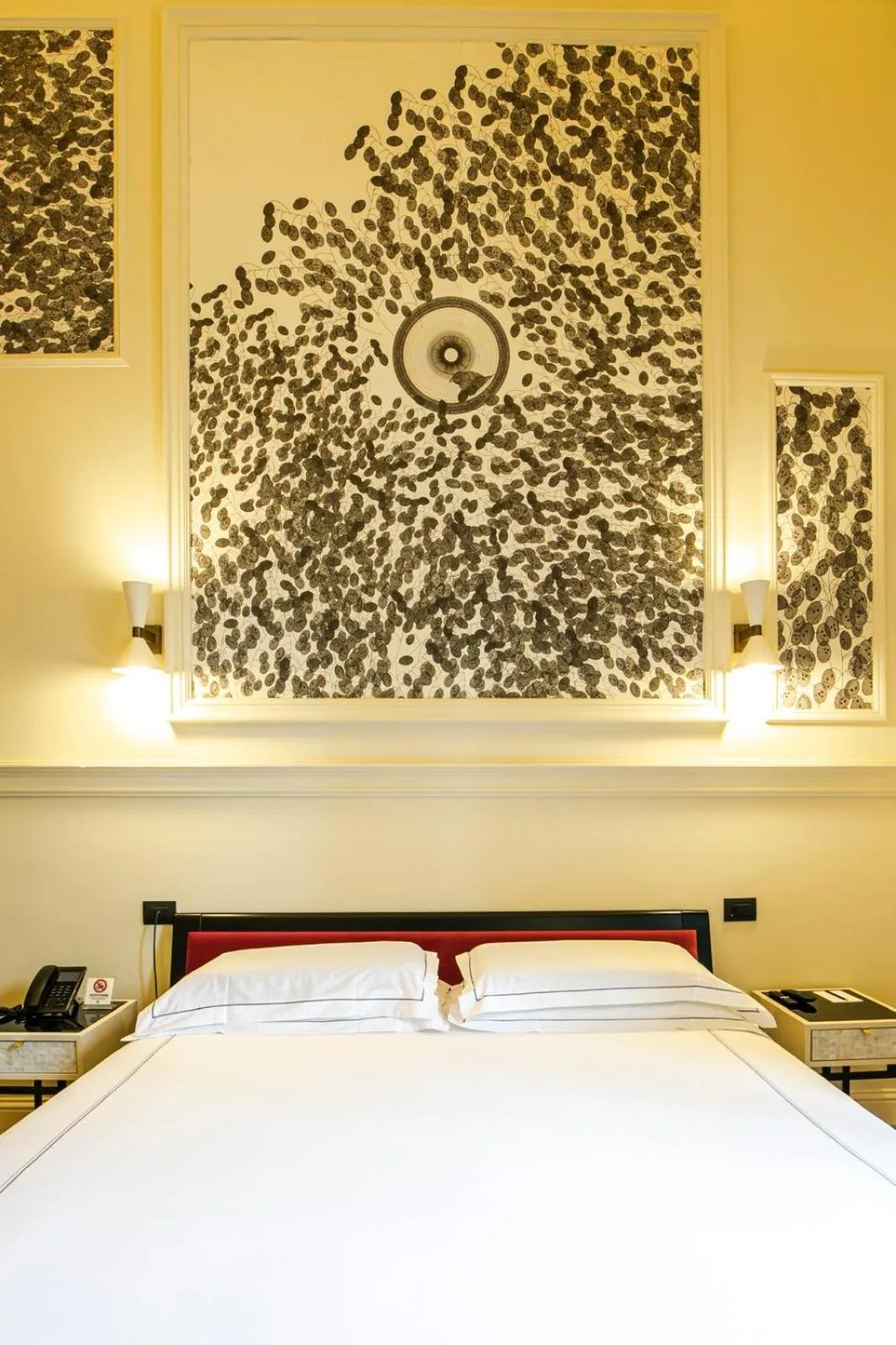 Bed in Roma Luxus Hotel