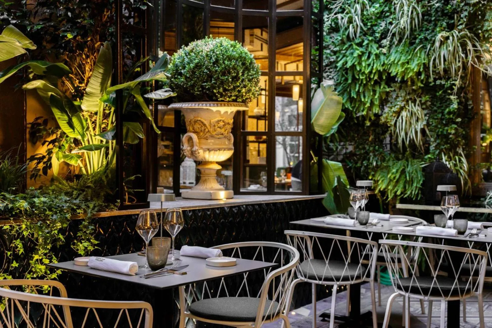 Restaurant/places to eat in Roma Luxus Hotel