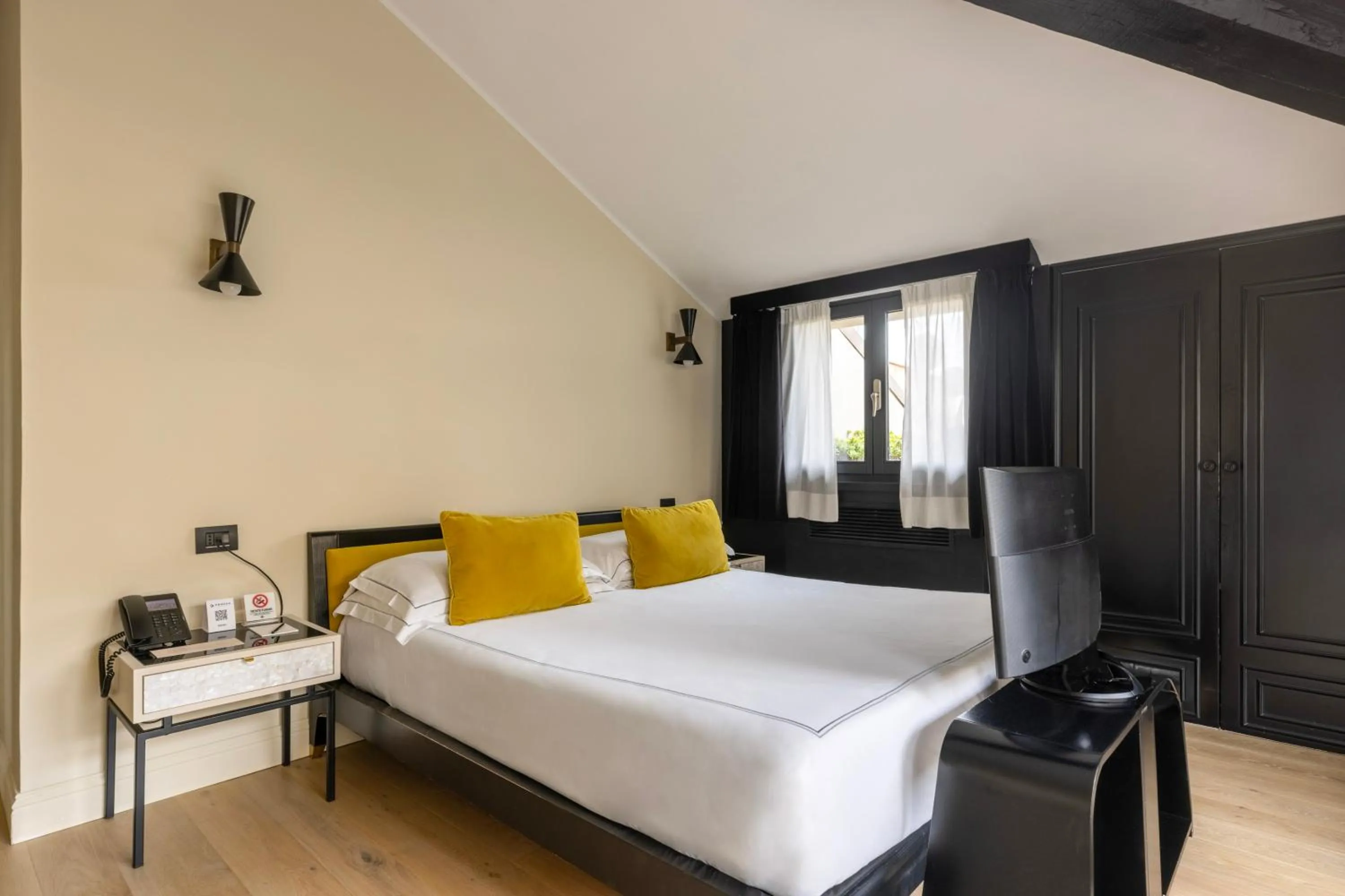 Balcony/Terrace, Bed in Roma Luxus Hotel