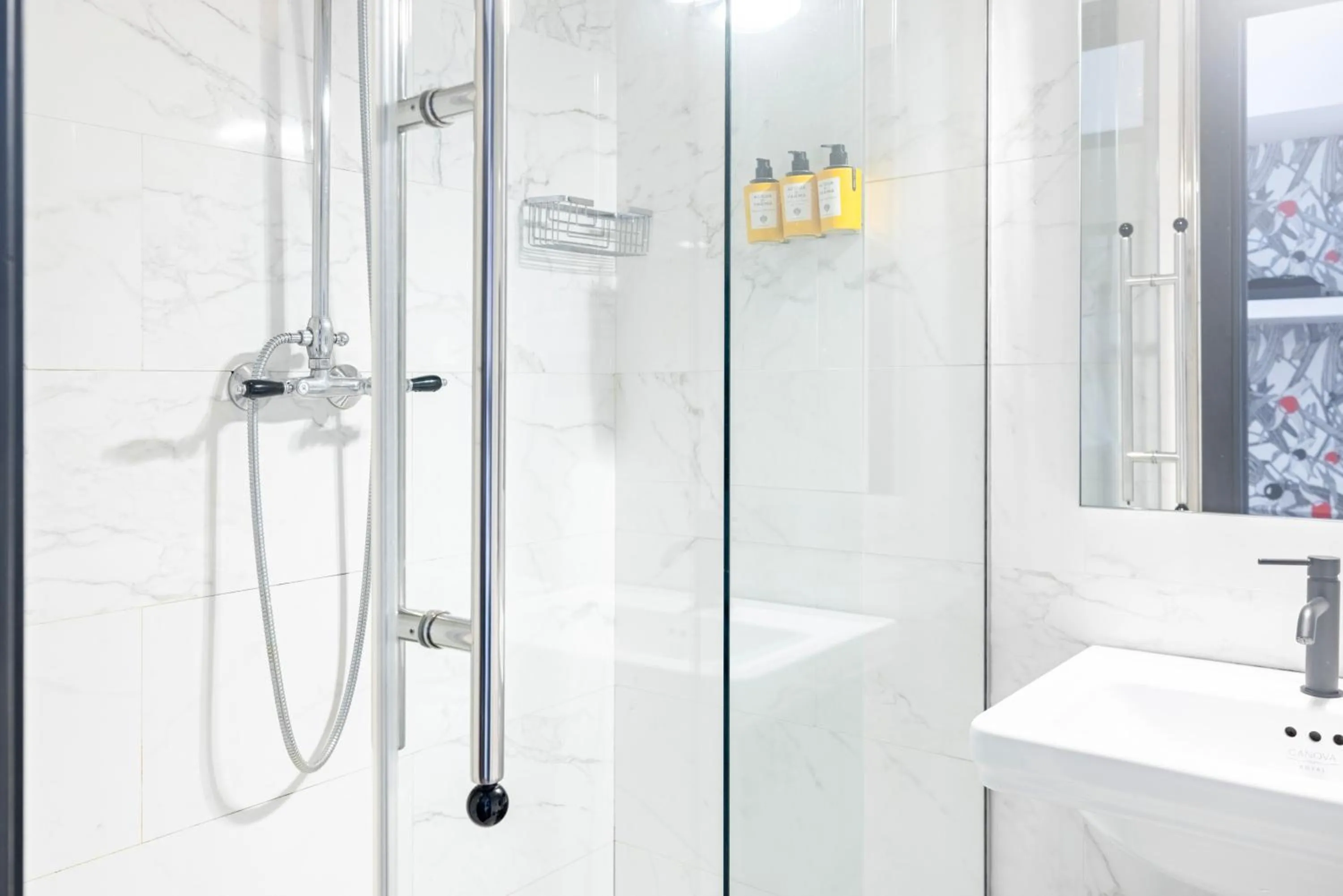 Shower in Roma Luxus Hotel