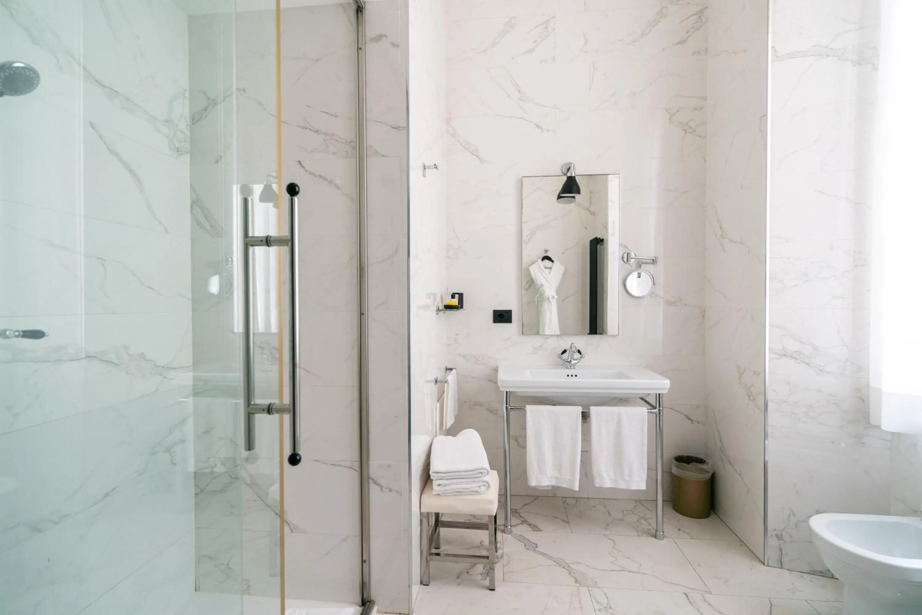 Shower in Roma Luxus Hotel