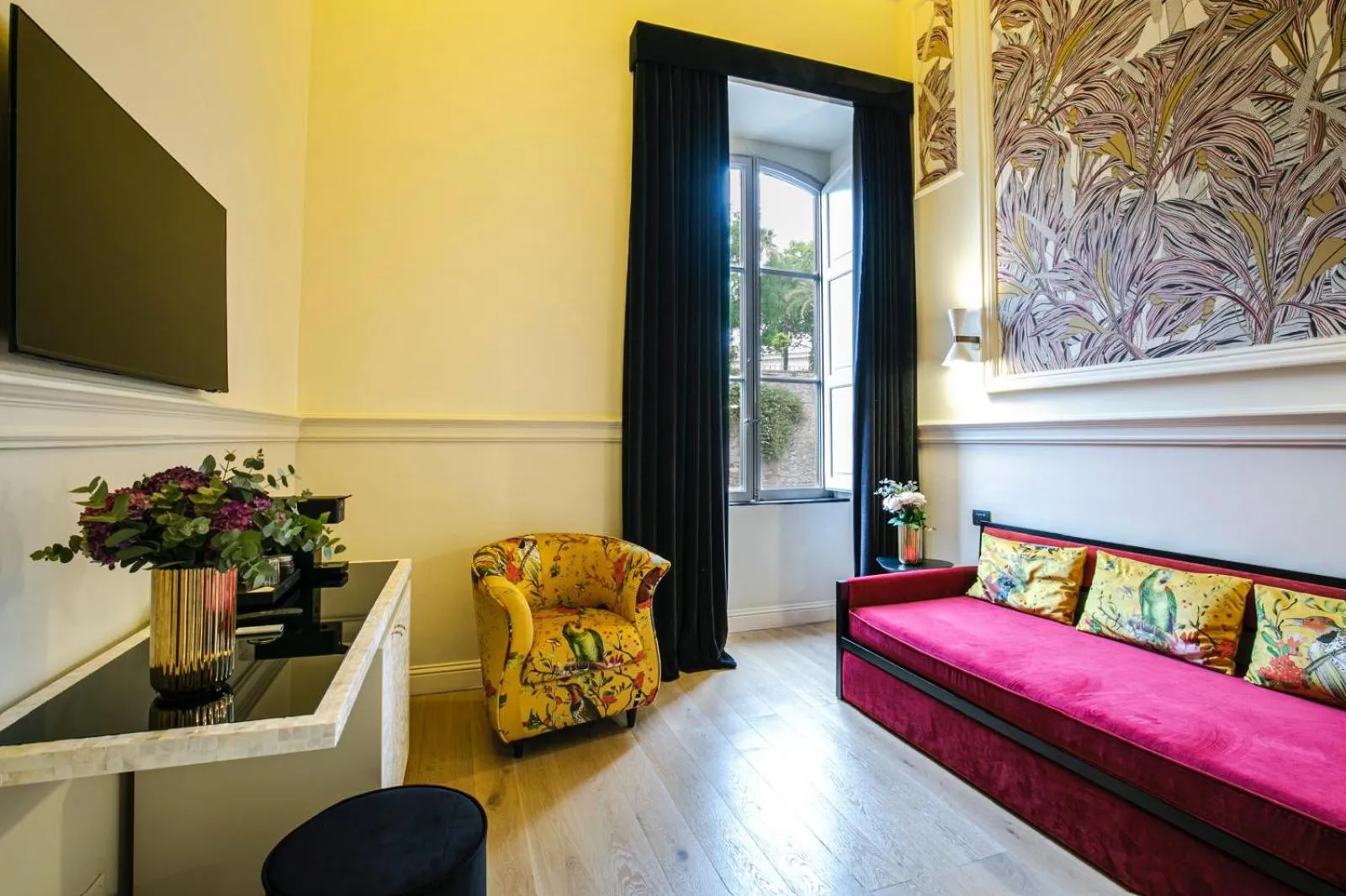 Communal lounge/ TV room in Roma Luxus Hotel