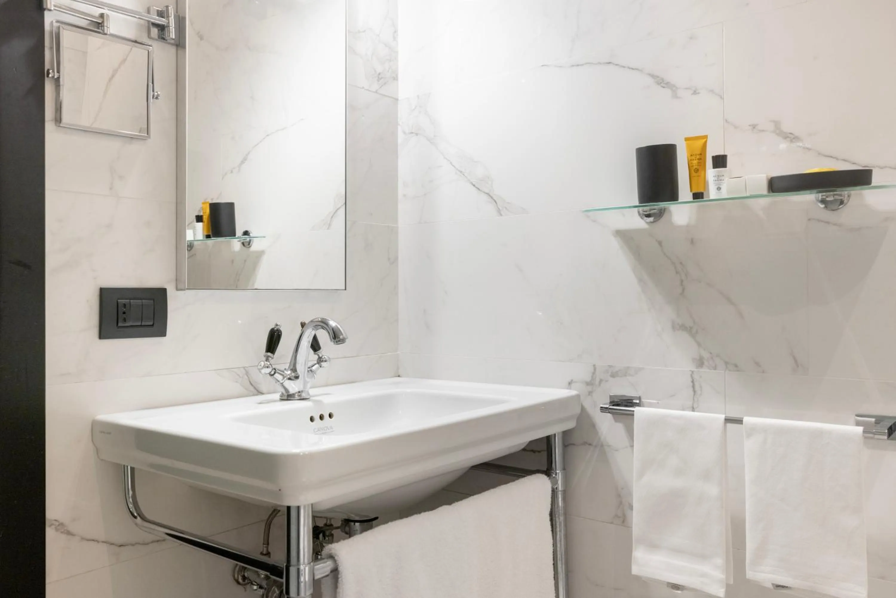 Shower in Roma Luxus Hotel