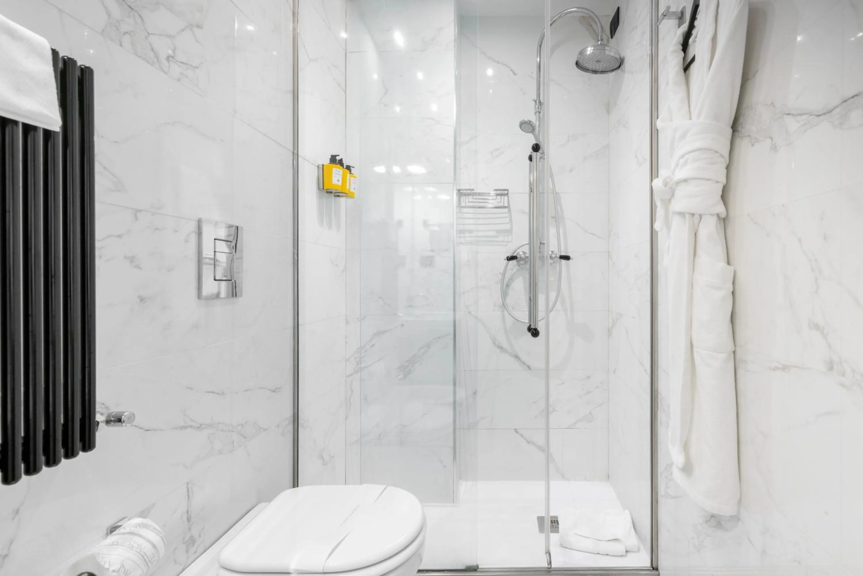 Shower in Roma Luxus Hotel