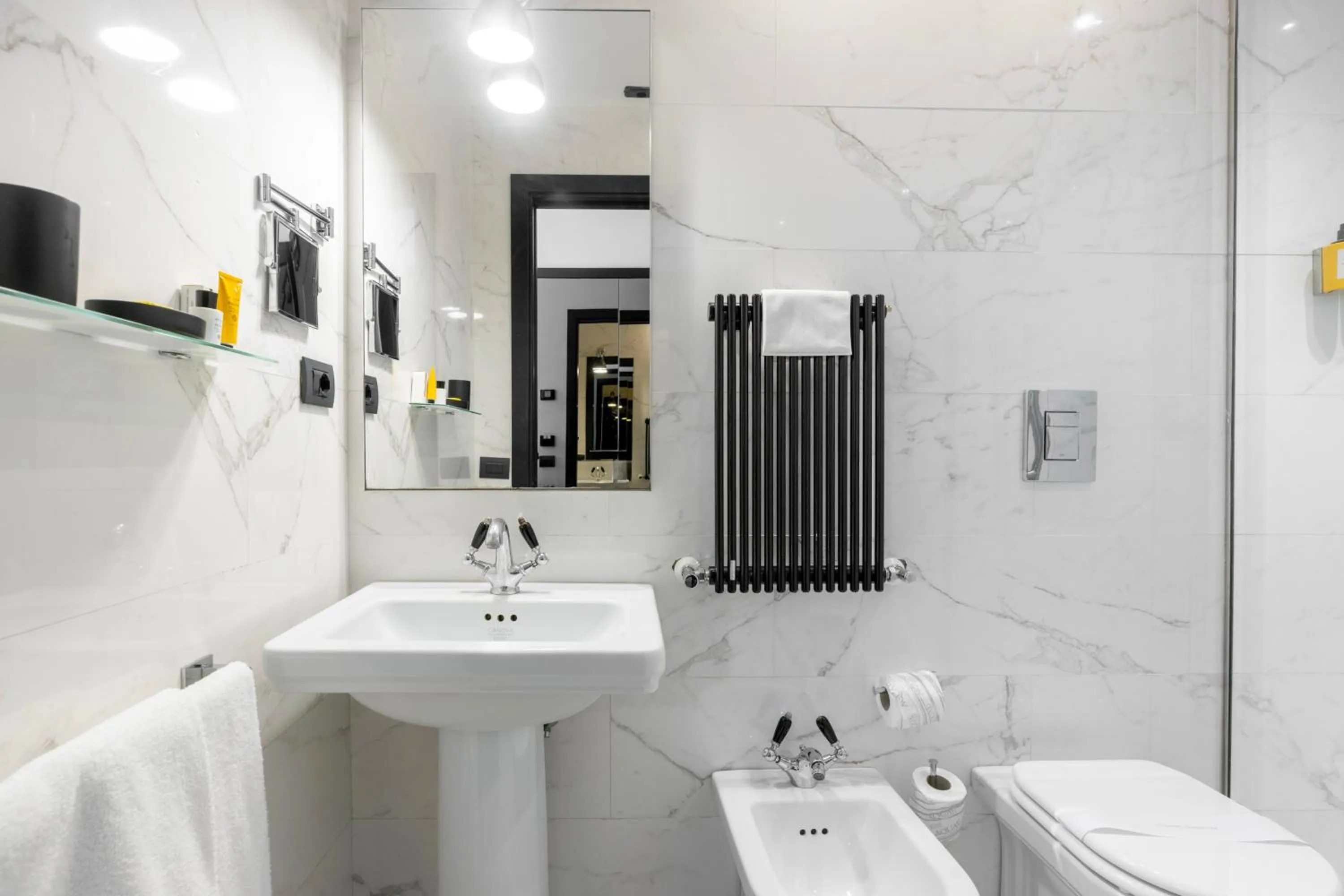 Shower in Roma Luxus Hotel