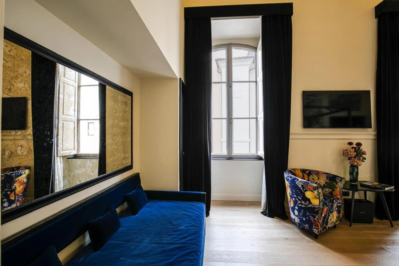 Communal lounge/ TV room in Roma Luxus Hotel