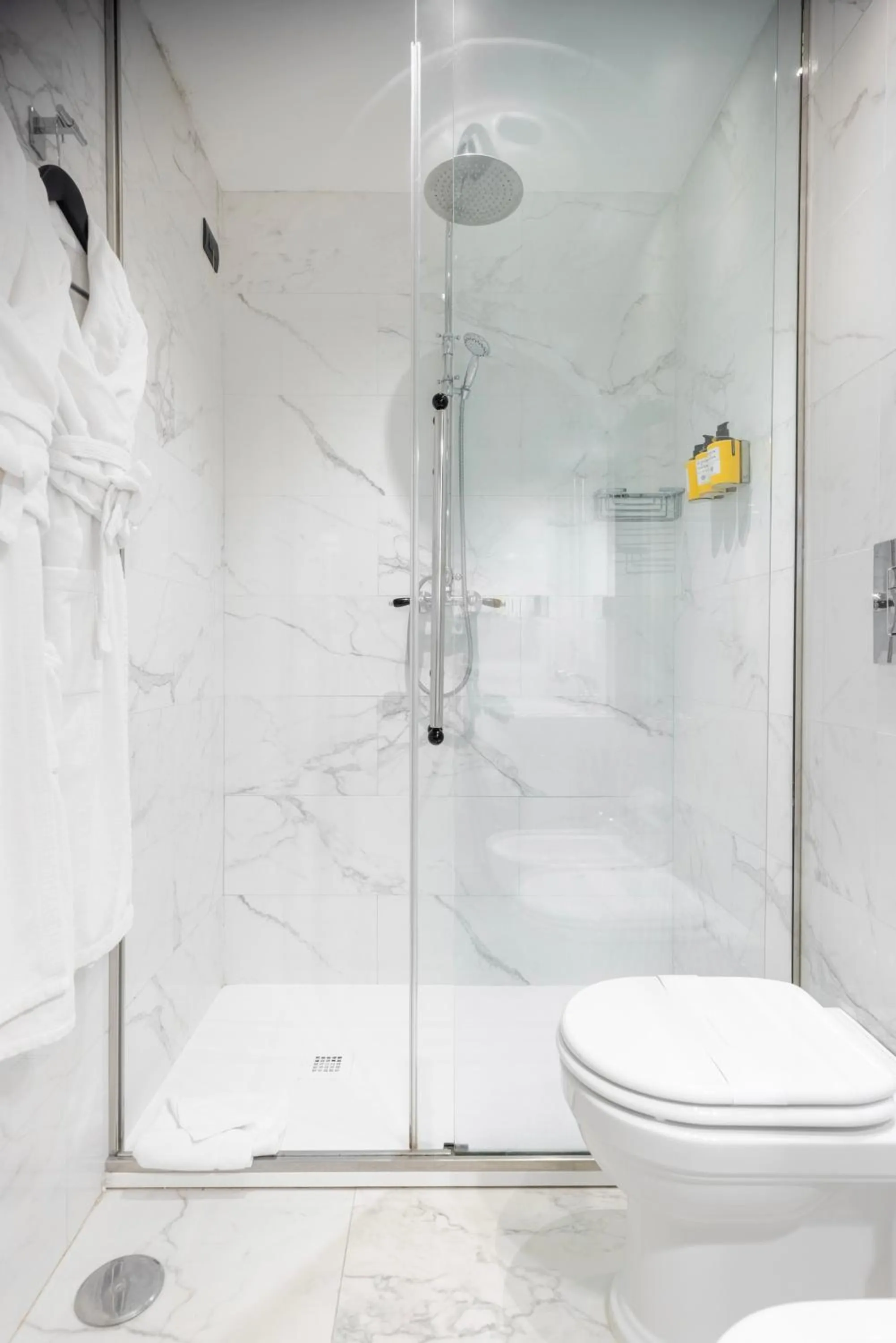 Shower in Roma Luxus Hotel