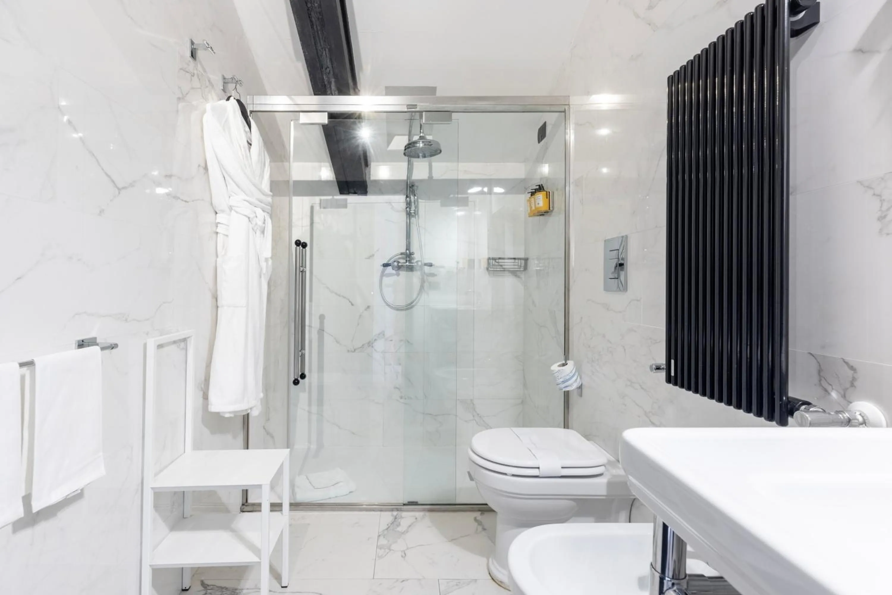 Shower in Roma Luxus Hotel