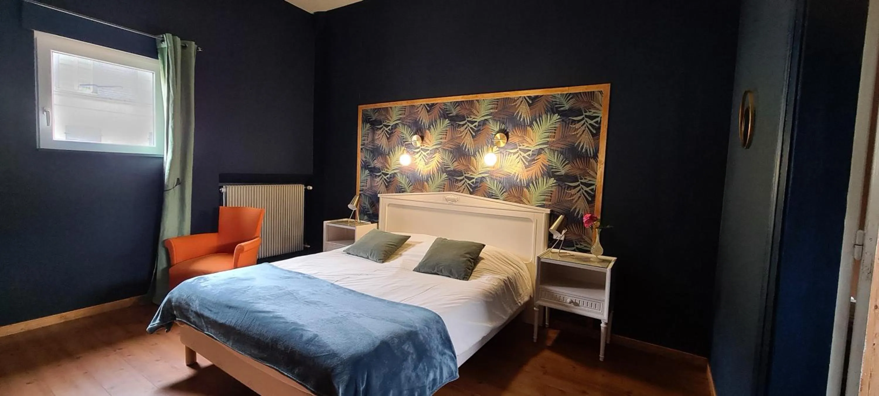 Photo of the whole room, Bed in Au Bois Dormant