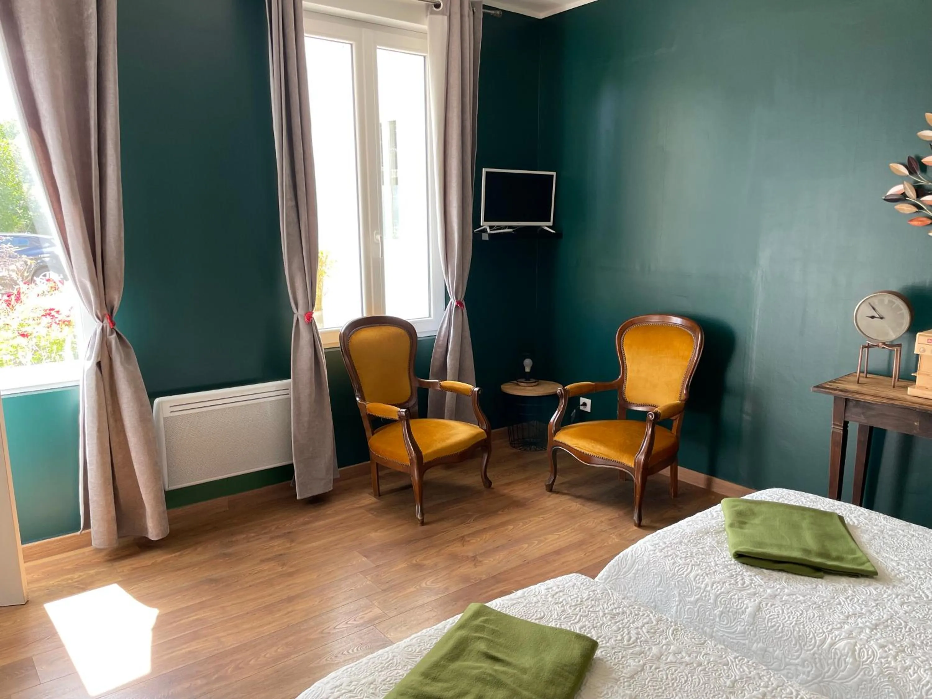 Photo of the whole room, Bed in Au Bois Dormant