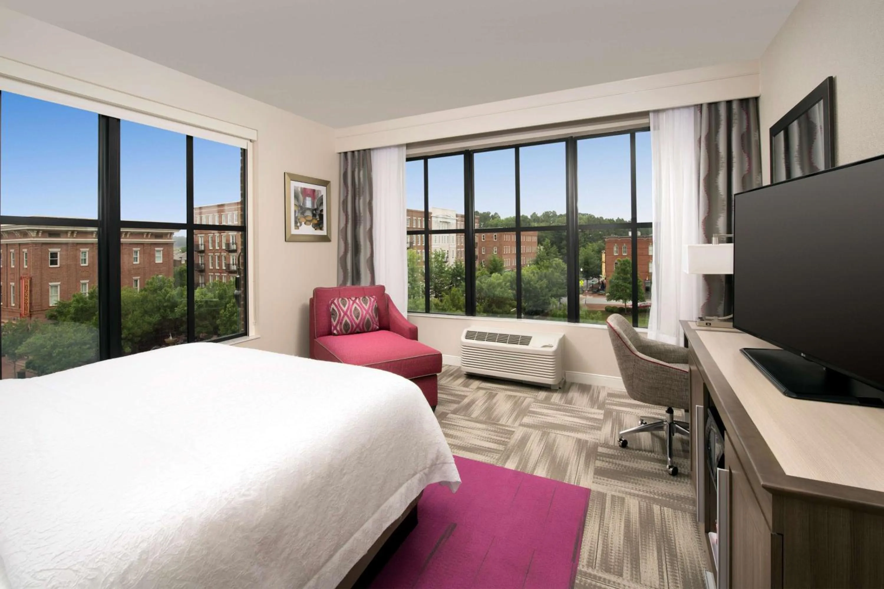 Bed in Hampton Inn Huntsville/Village of Providence, AL