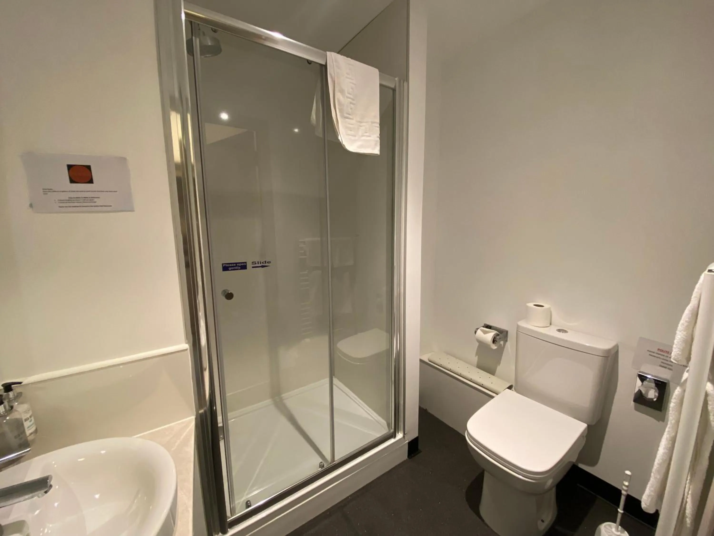 Shower in The Lodge At Perth Racecourse